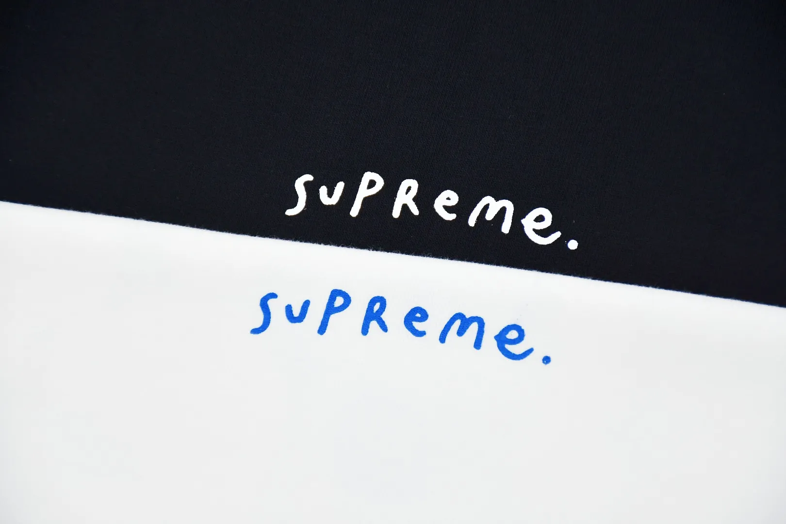 🅿️130 S153 top version Supreme 23FW YIN YANG TEE Yin Yang Tai Chi printed short-sleeved T-shirt. Refuse to look at pictures to make products. Refuse to compare wrong versions. Use cylindrical seamless technology (original technology. There are no stitched bones on the side of the clothes. Key points of identification) The fabrics are all custom-woven and dyed, 280g weight, 100% cotton, cylindrical fabric. Cylindrical fabric is a knitted fabric woven with a cylinder loom. The needles are distributed in a cylindrical shape on the fuselage. The gray fabric is a large cylinder, which needs to be opened and shaped before it can be used further. There are no slits on the side of the clothes, so there is no washing label on the side of ordinary short-sleeves. There is only one collar label behind the neck. The printing uses thermosetting ink printing imported from Belgium (different from conventional thermal transfer printing), also known as plastic ink, or self-adhesive ink. Its ingredients are: mainly composed of polyvinyl chloride (PVC) and phthalates. PVC and phthalates, solid color The thermoset ink is composed of a mixture of agents, stabilizers, and thickeners. It is not the digital direct printing advertised on the market. The printing texture of thermoset ink cannot be achieved by digital direct printing. The collar label has a watermark anti-counterfeiting effect, a real anti-counterfeiting layer, a version with a high probability of passing the inspection, and a high probability of passing the original packaging picture. Size：S-XL