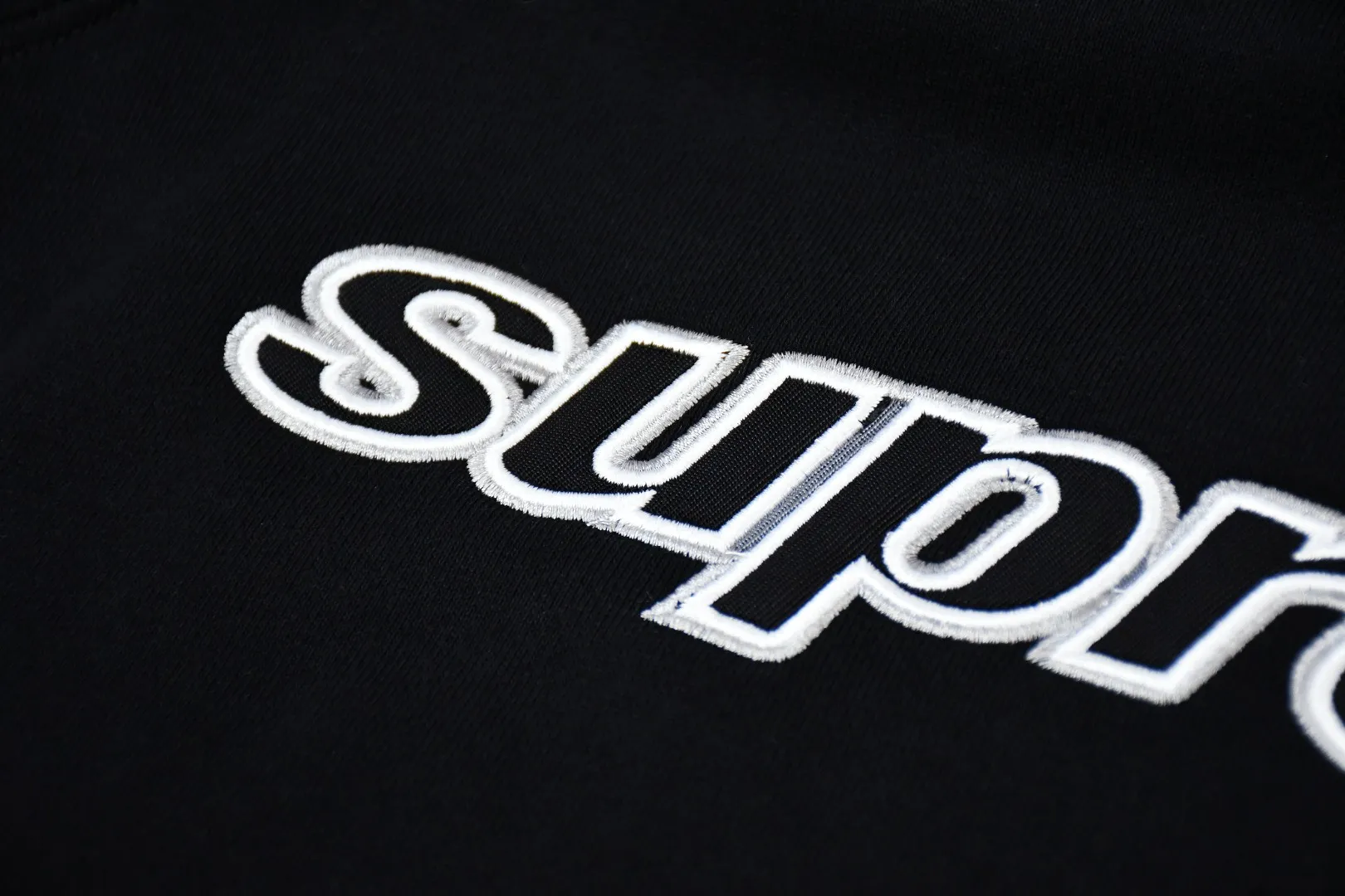 S596💰p400 top version Supreme 24fw DIYISION HOODED spliced embroidered logo sweatshirt 1. Fabric: ZP testing, custom weaving and dyeing, pure cotton 460G plus velvet main fabric, horizontal cutting, side stitching 520G 2X2 thread 2. Embroidery: Embroidery equipment, using Behringer BEKS-Y924 machine 3. Sewing process: Twelve places on the whole garment are made of four-needle and six-thread boneless splicing technology, processed by experienced foreign trade factories (ordinary factories cannot do it) 4. Hem and cuffs: all use 520G inelastic threads (low-end products use elastic threads to cause the hem and cuffs to appear wavy) 5. Customized ZP main label/wash mark/tag/packaging bag (equipped with an extra-large thickened handbag) Size: S~XL