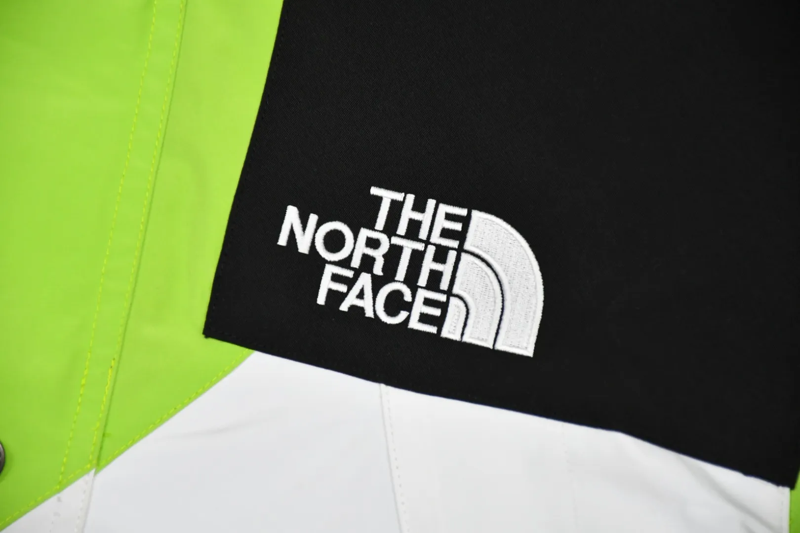 🅿️720 MX06 MAX/top version, exclusive quality on the entire network, ZP player-specified version, correct alignment in the entire frame, Supreme FW20 Week 10 x TNF S Logo Mountain, North Face Big S joint-branded jacket, correct alignment in the entire frame (alignment of the S letter and buttons, compare the front view of the official website by yourself), a true jacket, waterproof, windproof, breathable, and warm. There are a total of 8 YKK zippers, and the eight are divided into three different types of zippers/sliders, including placket, one No. 5 resin zipper, outer pockets and sleeves, four No. 3 resin zippers, three reverse-pull metal zippers inside, hidden zippers on both sides of the pockets and sleeves. Professional grade waterproof coating fabric, full body laminated professional waterproof coating, first-class waterproof effect, built-in thin velvet, excellent warmth and wind protection, and perfect breathability. Polyamide fiber component dispersed fuel printing red After the outer screen positioning and digital printing, the pieces were cut. More than 20 plates were opened, and the printing was cut and printed by size. Each size and each part required workers to cut according to the pattern. It was time-consuming and labor-intensive, and the labor cost was extremely high. Four-color inks were imported from Belgium. Automatic identification, a total of four sizes, the large S of the entire dress is complete, all counter-sewing, meticulous, embroidered R letter with elephant legs, embroidery is more full and exquisite, embroidery details are perfect, accessories, laser markings, etc. are all available S~XL