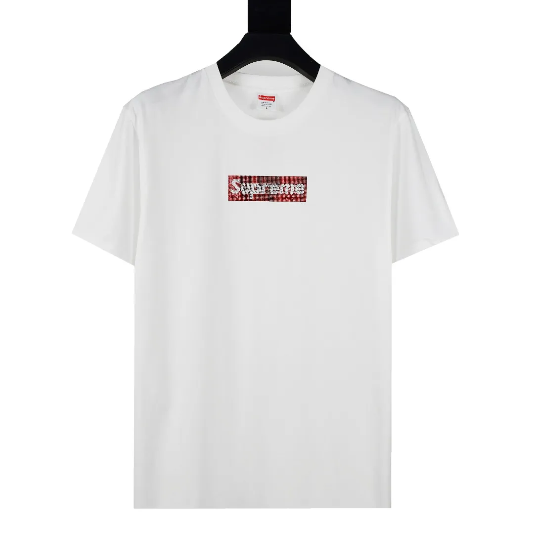 🅿️120 S33 top version Supreme Swarovski Box Logo Tee 25th Anniversary Swarovski short-sleeved T-shirt 1. Using cylindrical seamless technology (the original technology has no gaps on the sides of the clothes) The fabrics are all custom-woven and dyed, 280g weight, 100% cotton, cylindrical fabric. The cylindrical fabric is a knitted fabric woven with a cylinder loom. The needles are distributed in a cylindrical shape on the fuselage. The gray fabric is a large cylinder, which needs to be opened and shaped before further use. That is, there are no slits on the side of the clothes, so there is no washing label on the side of ordinary short-sleeves. There is only one collar label behind the neck. 2. Hot rhinestones. The number, size and alignment are all consistent with YB. The machine adopts German ultrasonic hot drilling machine or hot sheet welding machine. Its principle is to use the ultrasonic host to output ultrasonic piezoelectric signals, convert the ultrasonic piezoelectric signals into mechanical energy through the piezoelectric transducer, and then push the workpiece to rub against the pasting surface at high speed. The heat generated by the friction of the workpiece quickly melts the rubber on the contact surface and combines them into one, thereby achieving the purpose of pasting. Since the pasting accessories are directly fused with the bonding surface, the pasting structure is very strong and is not easy to come off. 3. The collar label has a watermark anti-counterfeiting effect, a real anti-counterfeiting layer, and has a high probability of passing the inspection version, and the original packaging picture has a high probability of passing. 4. Equipped with YB packaging bag, handbag, color: black and white, size: S~XL