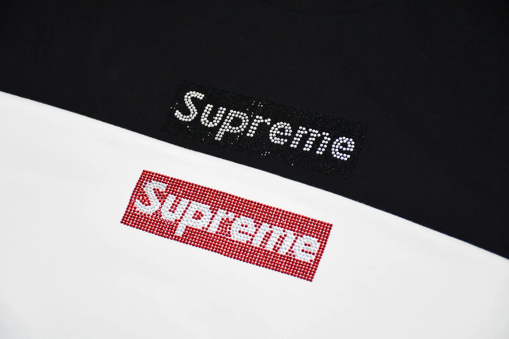 🅿️120 S33 top version Supreme Swarovski Box Logo Tee 25th Anniversary Swarovski short-sleeved T-shirt 1. Using cylindrical seamless technology (the original technology has no gaps on the sides of the clothes) The fabrics are all custom-woven and dyed, 280g weight, 100% cotton, cylindrical fabric. The cylindrical fabric is a knitted fabric woven with a cylinder loom. The needles are distributed in a cylindrical shape on the fuselage. The gray fabric is a large cylinder, which needs to be opened and shaped before further use. That is, there are no slits on the side of the clothes, so there is no washing label on the side of ordinary short-sleeves. There is only one collar label behind the neck. 2. Hot rhinestones. The number, size and alignment are all consistent with YB. The machine adopts German ultrasonic hot drilling machine or hot sheet welding machine. Its principle is to use the ultrasonic host to output ultrasonic piezoelectric signals, convert the ultrasonic piezoelectric signals into mechanical energy through the piezoelectric transducer, and then push the workpiece to rub against the pasting surface at high speed. The heat generated by the friction of the workpiece quickly melts the rubber on the contact surface and combines them into one, thereby achieving the purpose of pasting. Since the pasting accessories are directly fused with the bonding surface, the pasting structure is very strong and is not easy to come off. 3. The collar label has a watermark anti-counterfeiting effect, a real anti-counterfeiting layer, and has a high probability of passing the inspection version, and the original packaging picture has a high probability of passing. 4. Equipped with YB packaging bag, handbag, color: black and white, size: S~XL