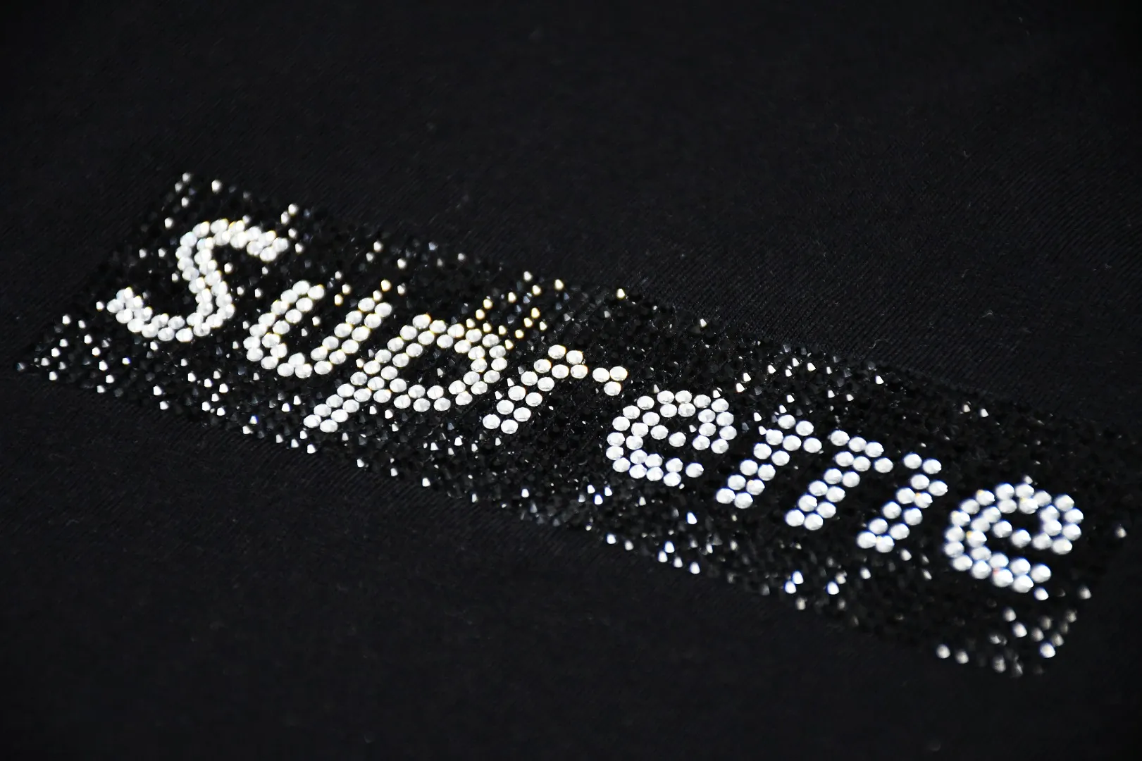 🅿️120 S33 top version Supreme Swarovski Box Logo Tee 25th Anniversary Swarovski short-sleeved T-shirt 1. Using cylindrical seamless technology (the original technology has no gaps on the sides of the clothes) The fabrics are all custom-woven and dyed, 280g weight, 100% cotton, cylindrical fabric. The cylindrical fabric is a knitted fabric woven with a cylinder loom. The needles are distributed in a cylindrical shape on the fuselage. The gray fabric is a large cylinder, which needs to be opened and shaped before further use. That is, there are no slits on the side of the clothes, so there is no washing label on the side of ordinary short-sleeves. There is only one collar label behind the neck. 2. Hot rhinestones. The number, size and alignment are all consistent with YB. The machine adopts German ultrasonic hot drilling machine or hot sheet welding machine. Its principle is to use the ultrasonic host to output ultrasonic piezoelectric signals, convert the ultrasonic piezoelectric signals into mechanical energy through the piezoelectric transducer, and then push the workpiece to rub against the pasting surface at high speed. The heat generated by the friction of the workpiece quickly melts the rubber on the contact surface and combines them into one, thereby achieving the purpose of pasting. Since the pasting accessories are directly fused with the bonding surface, the pasting structure is very strong and is not easy to come off. 3. The collar label has a watermark anti-counterfeiting effect, a real anti-counterfeiting layer, and has a high probability of passing the inspection version, and the original packaging picture has a high probability of passing. 4. Equipped with YB packaging bag, handbag, color: black and white, size: S~XL