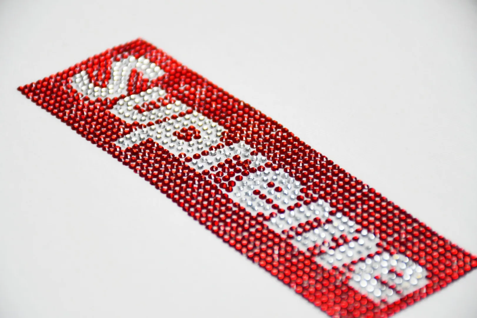 🅿️120 S33 top version Supreme Swarovski Box Logo Tee 25th Anniversary Swarovski short-sleeved T-shirt 1. Using cylindrical seamless technology (the original technology has no gaps on the sides of the clothes) The fabrics are all custom-woven and dyed, 280g weight, 100% cotton, cylindrical fabric. The cylindrical fabric is a knitted fabric woven with a cylinder loom. The needles are distributed in a cylindrical shape on the fuselage. The gray fabric is a large cylinder, which needs to be opened and shaped before further use. That is, there are no slits on the side of the clothes, so there is no washing label on the side of ordinary short-sleeves. There is only one collar label behind the neck. 2. Hot rhinestones. The number, size and alignment are all consistent with YB. The machine adopts German ultrasonic hot drilling machine or hot sheet welding machine. Its principle is to use the ultrasonic host to output ultrasonic piezoelectric signals, convert the ultrasonic piezoelectric signals into mechanical energy through the piezoelectric transducer, and then push the workpiece to rub against the pasting surface at high speed. The heat generated by the friction of the workpiece quickly melts the rubber on the contact surface and combines them into one, thereby achieving the purpose of pasting. Since the pasting accessories are directly fused with the bonding surface, the pasting structure is very strong and is not easy to come off. 3. The collar label has a watermark anti-counterfeiting effect, a real anti-counterfeiting layer, and has a high probability of passing the inspection version, and the original packaging picture has a high probability of passing. 4. Equipped with YB packaging bag, handbag, color: black and white, size: S~XL