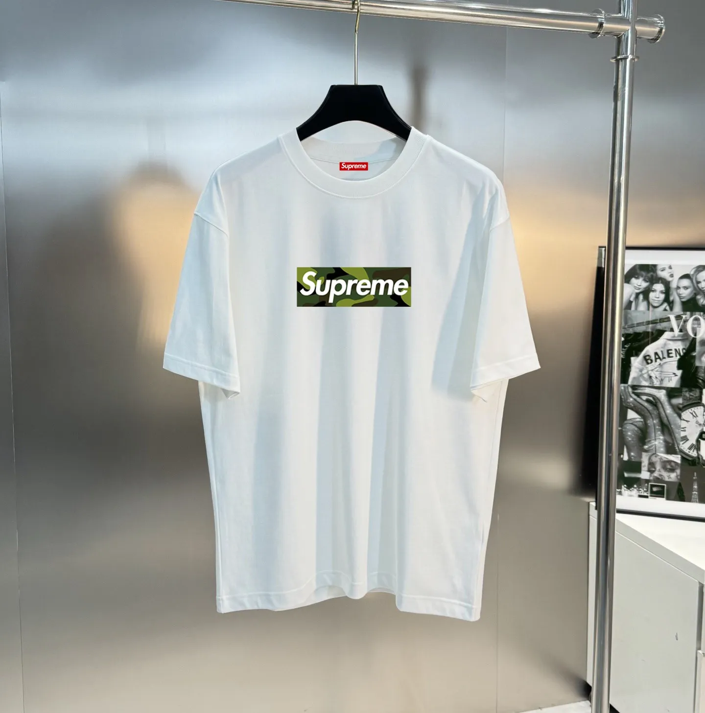 P150 Supreme Big LOGO short-sleeved T-shirt is made of 250g Solona fabric. The whole piece is made of three-needle five-thread craftsmanship. The neckline-shoulder seam-sleeve seam is double-lined, which looks more three-dimensional and textured. The craftsmanship is consistent with the authentic original version, and the classic version is free to compare. M L XL XXL