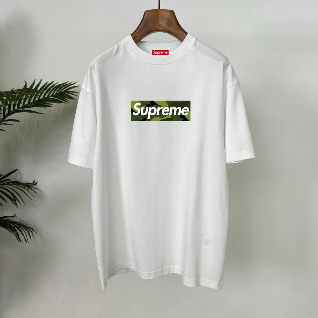 P150 Supreme Big LOGO short-sleeved T-shirt is made of 250g Solona fabric. The whole piece is made of three-needle five-thread craftsmanship. The neckline-shoulder seam-sleeve seam is double-lined, which looks more three-dimensional and textured. The craftsmanship is consistent with the authentic original version, and the classic version is free to compare. M L XL XXL