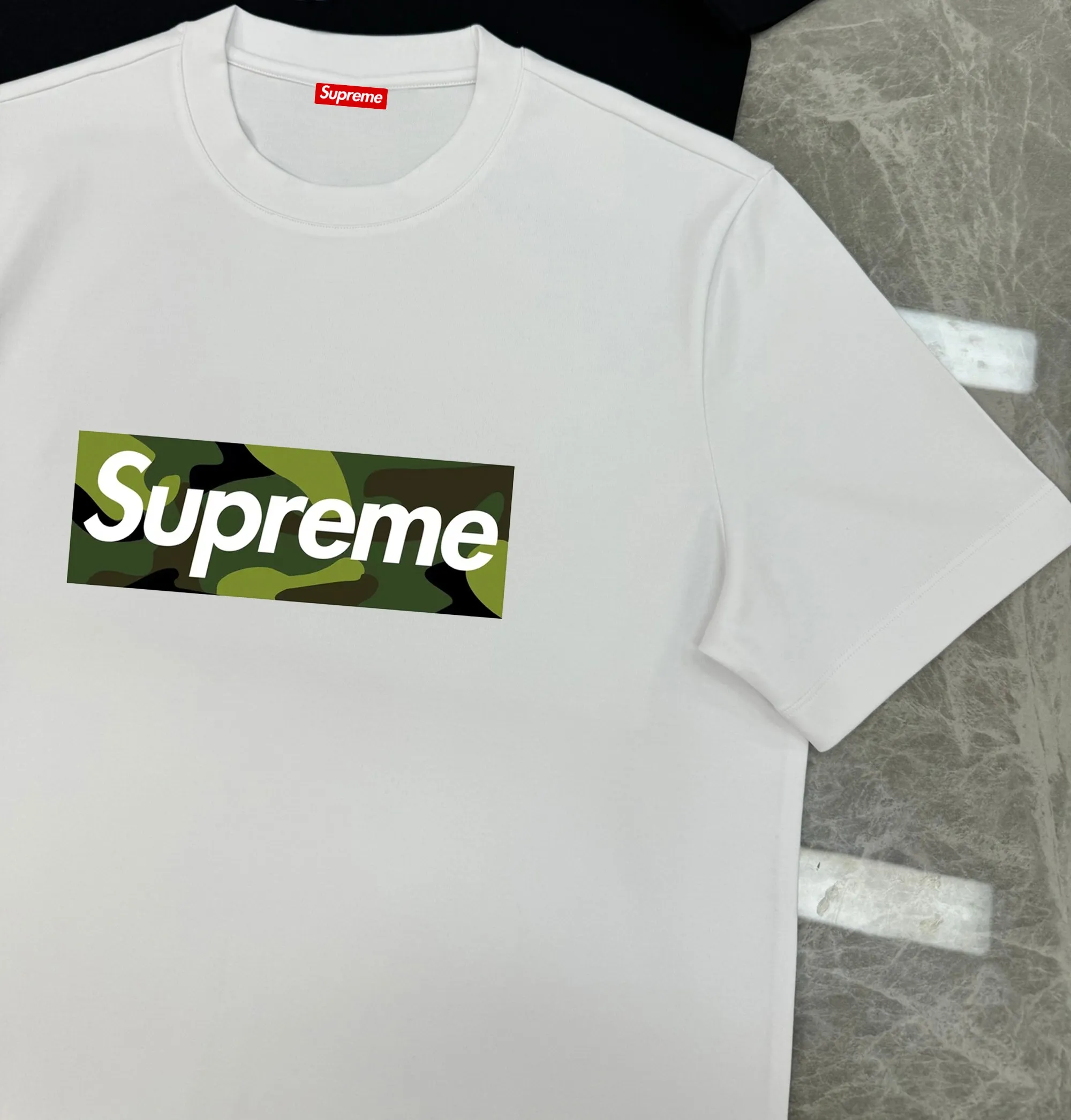P150 Supreme Big LOGO short-sleeved T-shirt is made of 250g Solona fabric. The whole piece is made of three-needle five-thread craftsmanship. The neckline-shoulder seam-sleeve seam is double-lined, which looks more three-dimensional and textured. The craftsmanship is consistent with the authentic original version, and the classic version is free to compare. M L XL XXL