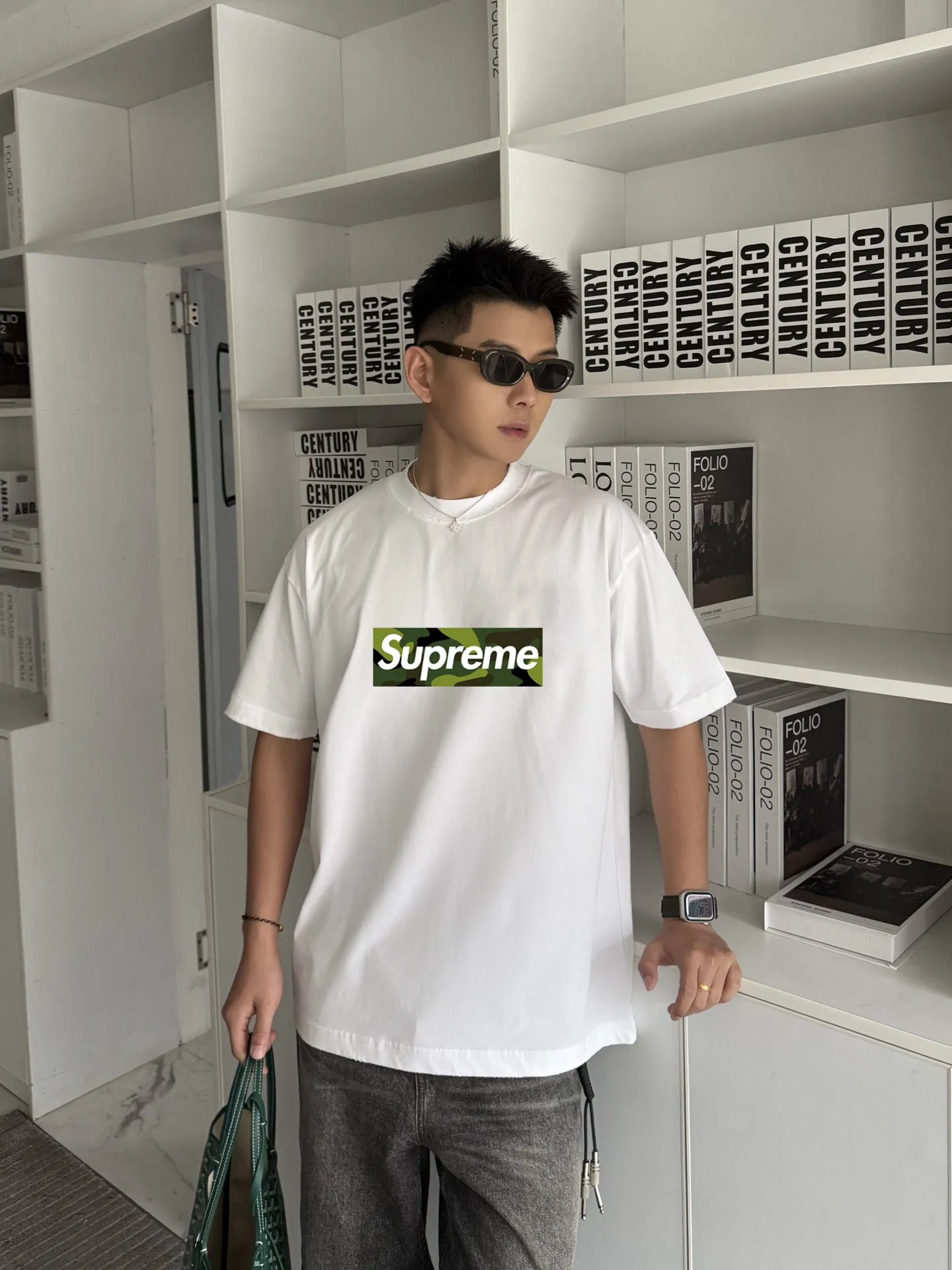 P150 Supreme Big LOGO short-sleeved T-shirt is made of 250g Solona fabric. The whole piece is made of three-needle five-thread craftsmanship. The neckline-shoulder seam-sleeve seam is double-lined, which looks more three-dimensional and textured. The craftsmanship is consistent with the authentic original version, and the classic version is free to compare. M L XL XXL