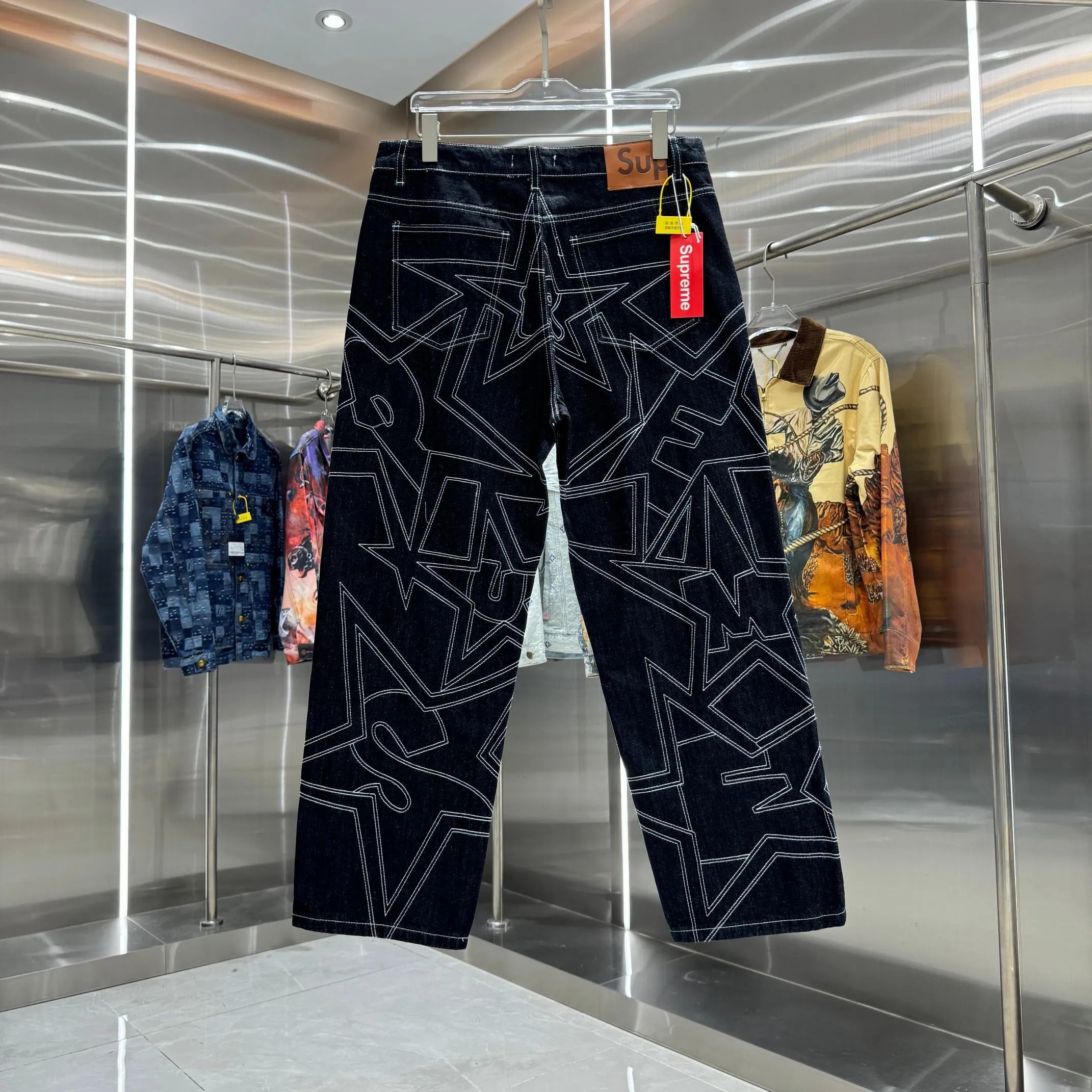 P240 Supreme star topstitch casual loose straight jeans, same style for men and women. Styles with different wash textures are very friendly to people with thin legs and thick legs. The straight slim fit is very flattering to the leg shape. The timeless and moderate length makes it easy to match casually. It is the basis for various styles and is a must-have in the wardrobe! The fabric is stiff but also makes the upper body soft without losing texture. Size 30 32 34 36 Color Black