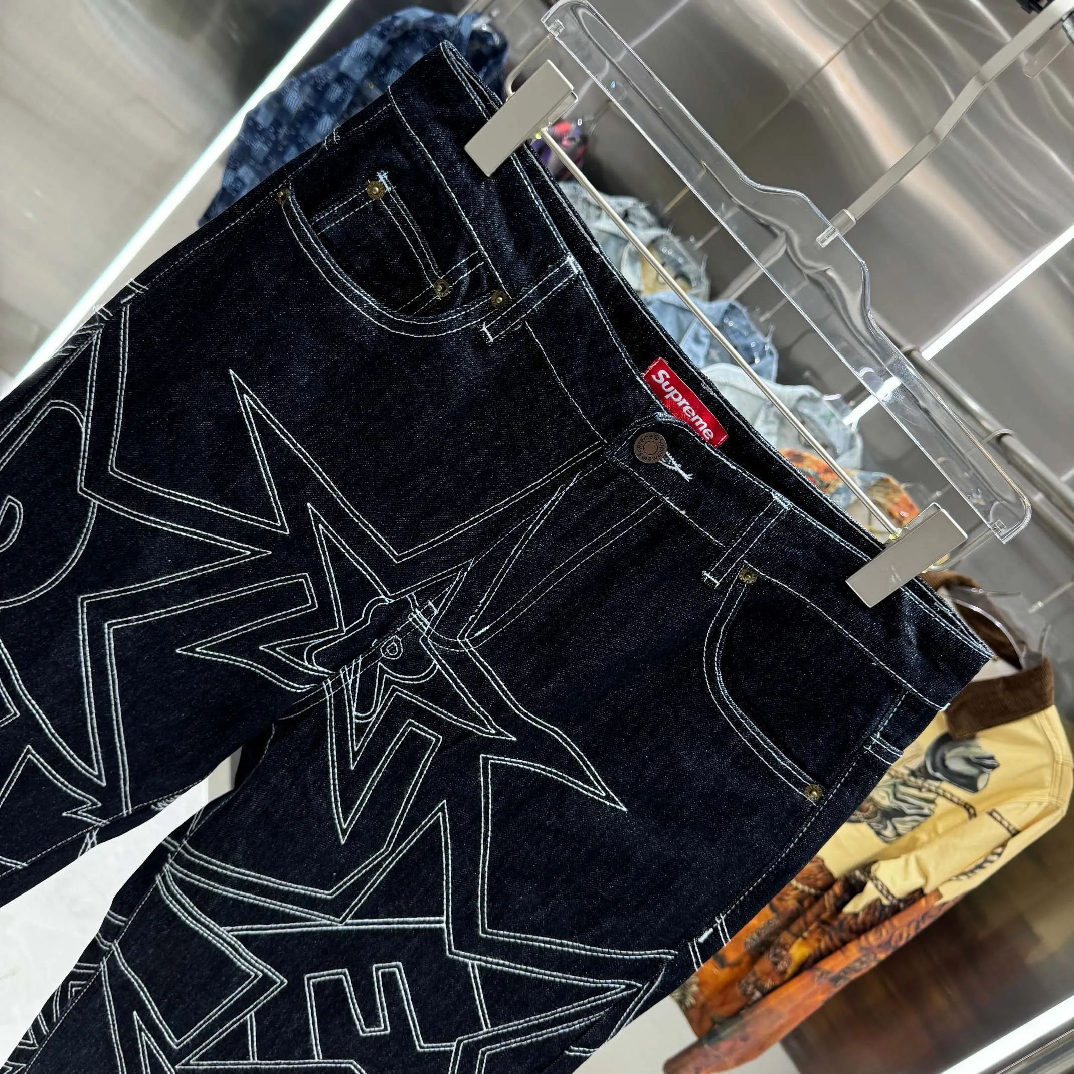 P240 Supreme star topstitch casual loose straight jeans, same style for men and women. Styles with different wash textures are very friendly to people with thin legs and thick legs. The straight slim fit is very flattering to the leg shape. The timeless and moderate length makes it easy to match casually. It is the basis for various styles and is a must-have in the wardrobe! The fabric is stiff but also makes the upper body soft without losing texture. Size 30 32 34 36 Color Black