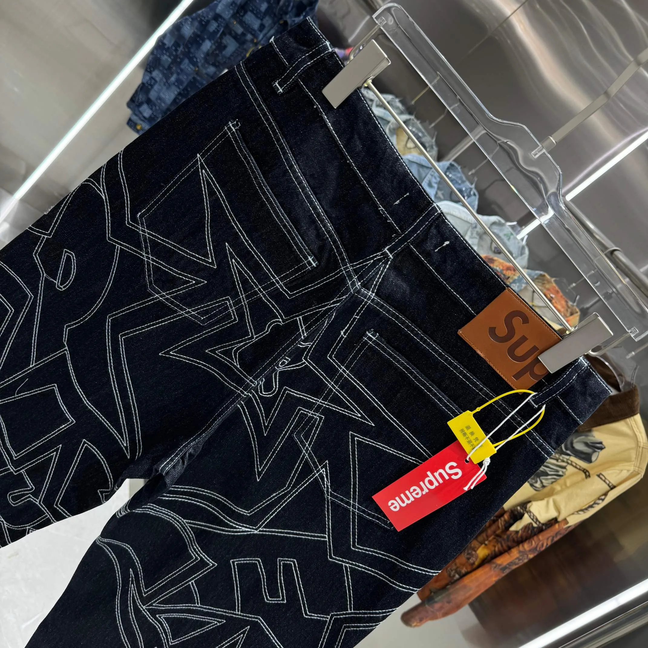P240 Supreme star topstitch casual loose straight jeans, same style for men and women. Styles with different wash textures are very friendly to people with thin legs and thick legs. The straight slim fit is very flattering to the leg shape. The timeless and moderate length makes it easy to match casually. It is the basis for various styles and is a must-have in the wardrobe! The fabric is stiff but also makes the upper body soft without losing texture. Size 30 32 34 36 Color Black