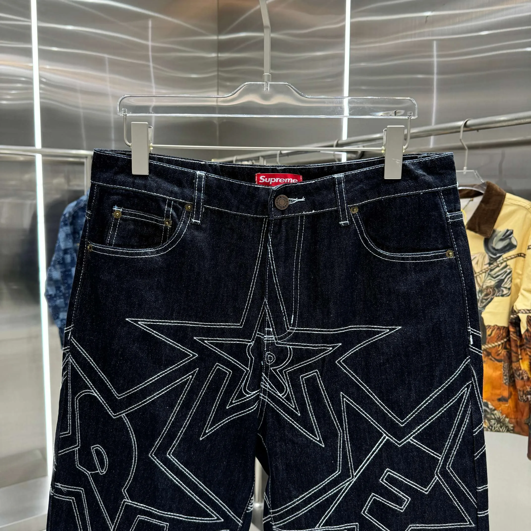 P240 Supreme star topstitch casual loose straight jeans, same style for men and women. Styles with different wash textures are very friendly to people with thin legs and thick legs. The straight slim fit is very flattering to the leg shape. The timeless and moderate length makes it easy to match casually. It is the basis for various styles and is a must-have in the wardrobe! The fabric is stiff but also makes the upper body soft without losing texture. Size 30 32 34 36 Color Black