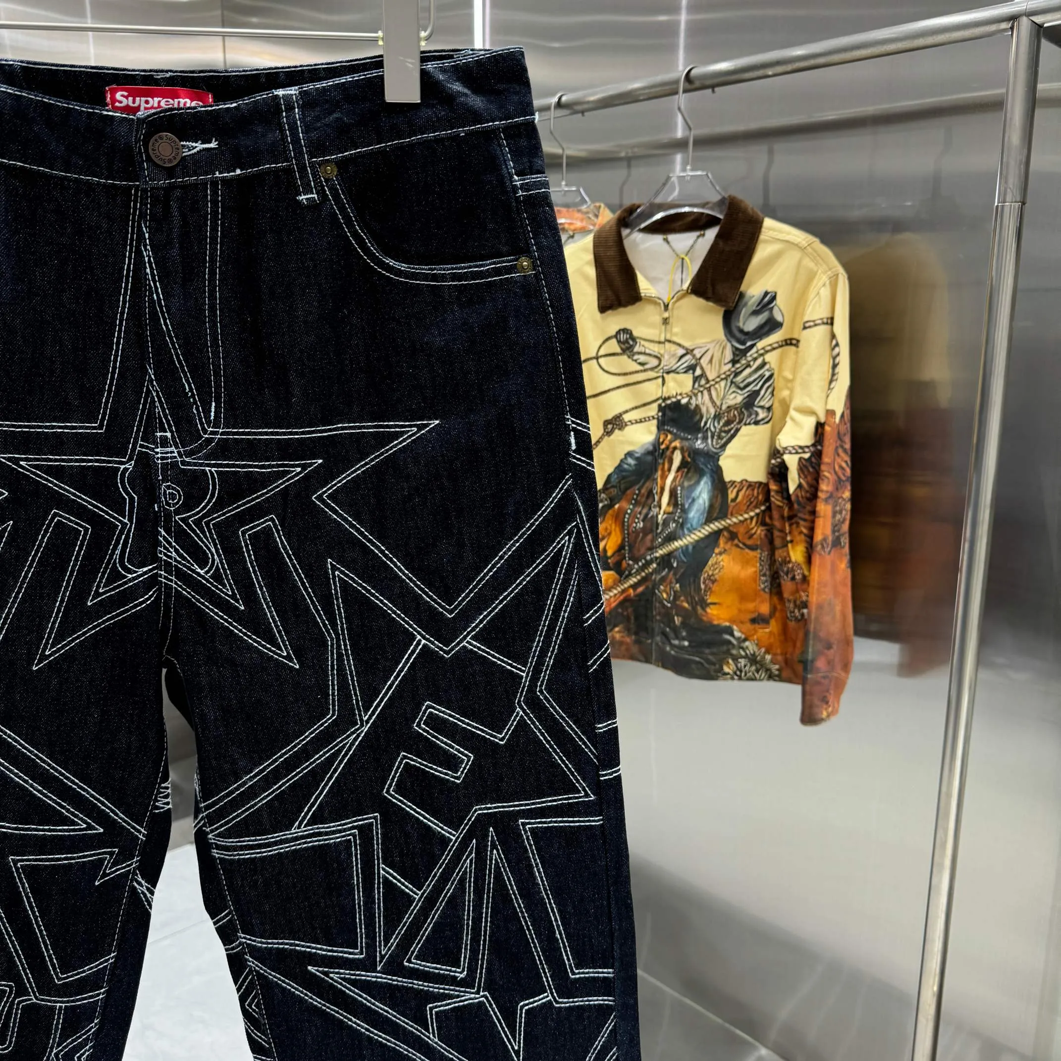 P240 Supreme star topstitch casual loose straight jeans, same style for men and women. Styles with different wash textures are very friendly to people with thin legs and thick legs. The straight slim fit is very flattering to the leg shape. The timeless and moderate length makes it easy to match casually. It is the basis for various styles and is a must-have in the wardrobe! The fabric is stiff but also makes the upper body soft without losing texture. Size 30 32 34 36 Color Black