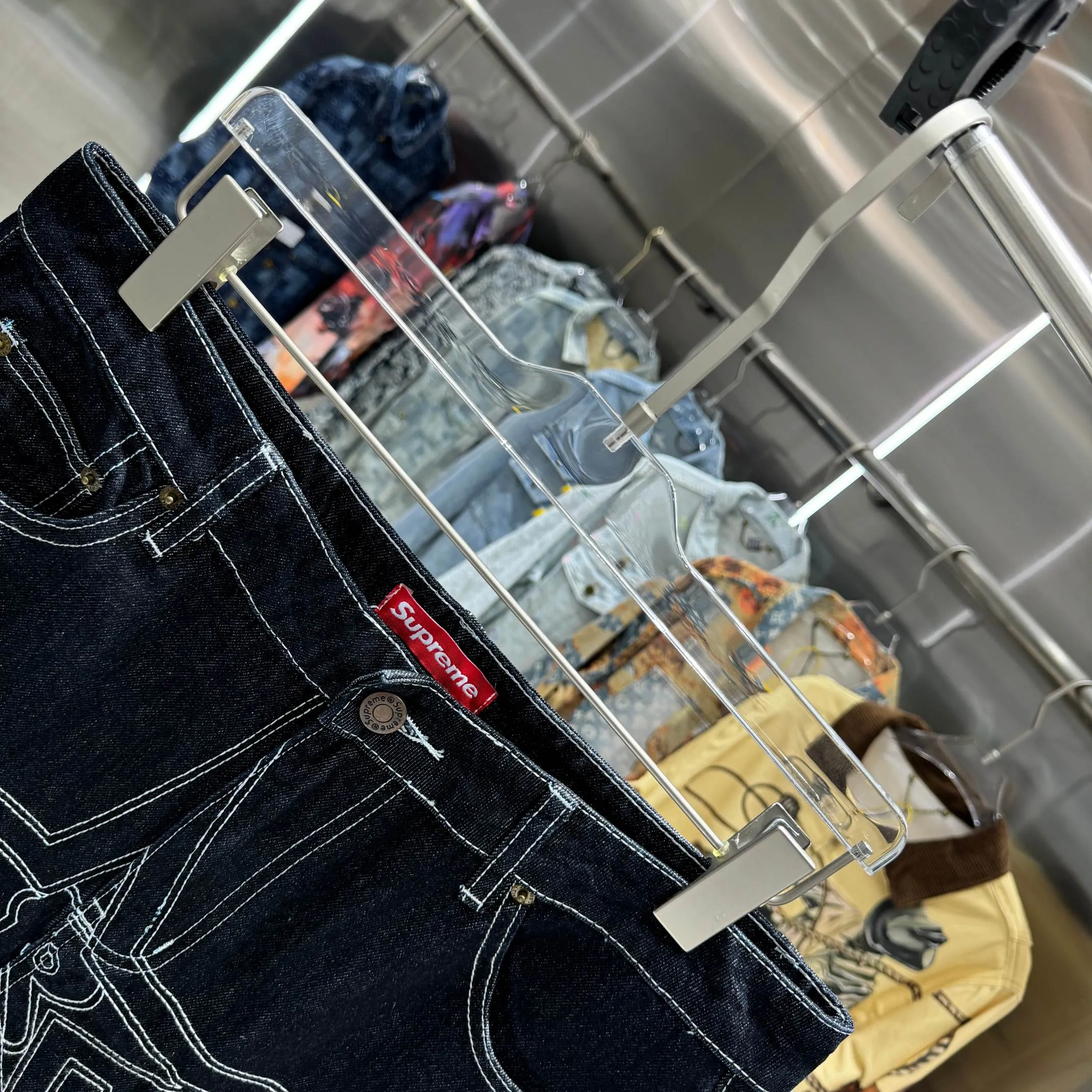 P240 Supreme star topstitch casual loose straight jeans, same style for men and women. Styles with different wash textures are very friendly to people with thin legs and thick legs. The straight slim fit is very flattering to the leg shape. The timeless and moderate length makes it easy to match casually. It is the basis for various styles and is a must-have in the wardrobe! The fabric is stiff but also makes the upper body soft without losing texture. Size 30 32 34 36 Color Black