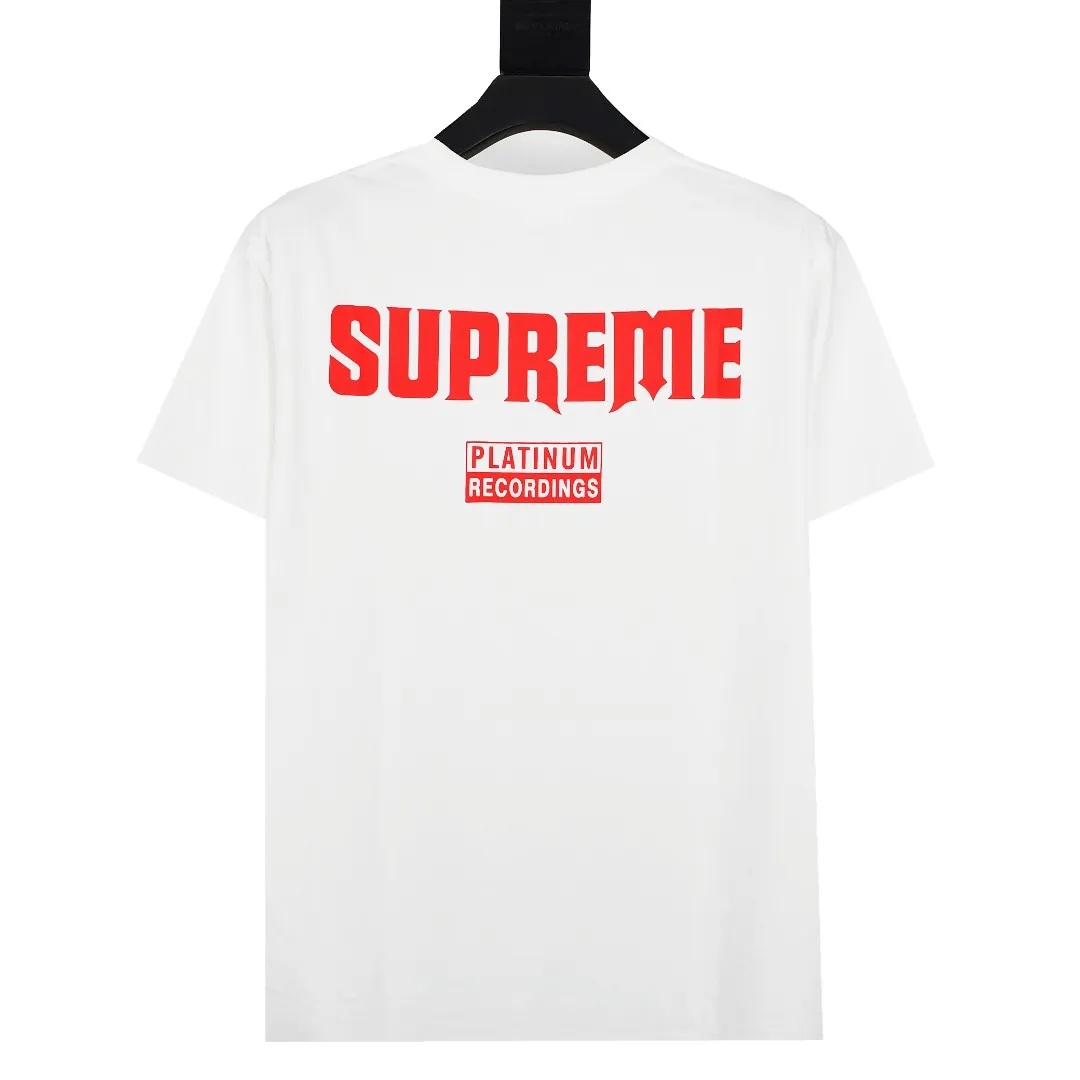 S174💰p136 Top version Supreme 22SS Still Talking Tee Logo on the back Letter printed short-sleeved T-shirt For those of us who focus on top-level Sup products, this short-sleeved one is naturally available. It adopts cylindrical seamless technology (original technology, there are no stitched bones on the side of the clothes, the key point of identification) The fabrics are all custom-woven and dyed, 280g weight, 100% cotton, cylindrical fabric. Cylindrical fabric is knitted fabric woven with a cylinder loom. The needles are distributed in a cylindrical shape on the fuselage. The gray fabric is a large cylinder that needs to be opened and shaped before it can be used further. There are no slits on the side of the clothes, so there is no washing label on the side of ordinary short-sleeves. There is only one collar label behind the neck. The printing is printed with thermosetting ink, also known as plastic. Ink, or self-adhesive ink, contains ingredients: mainly composed of polyvinyl chloride (PVC) and phthalates. PVC and phthalates, fixatives, stabilizers, and thickeners are mixed to form a thermal ink. Solid ink is not the digital direct printing advertised on the market. The printing texture of thermoset ink is something that digital direct printing cannot achieve. The collar label has a watermark anti-counterfeiting effect, a real anti-counterfeiting layer, a probability of passing the version, and a high probability of passing the original packaging picture. Size：S-XL