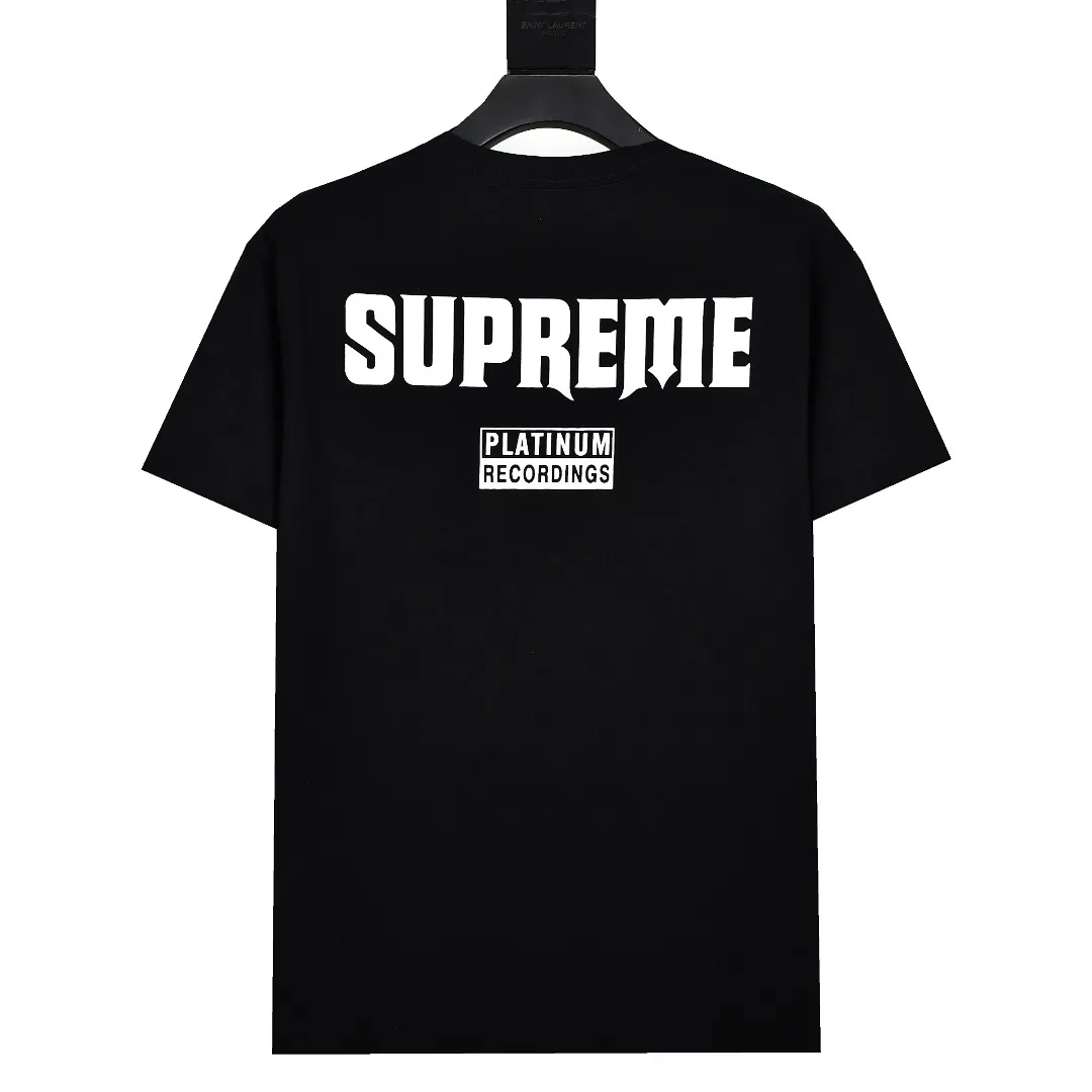 S174💰p136 Top version Supreme 22SS Still Talking Tee Logo on the back Letter printed short-sleeved T-shirt For those of us who focus on top-level Sup products, this short-sleeved one is naturally available. It adopts cylindrical seamless technology (original technology, there are no stitched bones on the side of the clothes, the key point of identification) The fabrics are all custom-woven and dyed, 280g weight, 100% cotton, cylindrical fabric. Cylindrical fabric is knitted fabric woven with a cylinder loom. The needles are distributed in a cylindrical shape on the fuselage. The gray fabric is a large cylinder that needs to be opened and shaped before it can be used further. There are no slits on the side of the clothes, so there is no washing label on the side of ordinary short-sleeves. There is only one collar label behind the neck. The printing is printed with thermosetting ink, also known as plastic. Ink, or self-adhesive ink, contains ingredients: mainly composed of polyvinyl chloride (PVC) and phthalates. PVC and phthalates, fixatives, stabilizers, and thickeners are mixed to form a thermal ink. Solid ink is not the digital direct printing advertised on the market. The printing texture of thermoset ink is something that digital direct printing cannot achieve. The collar label has a watermark anti-counterfeiting effect, a real anti-counterfeiting layer, a probability of passing the version, and a high probability of passing the original packaging picture. Size：S-XL