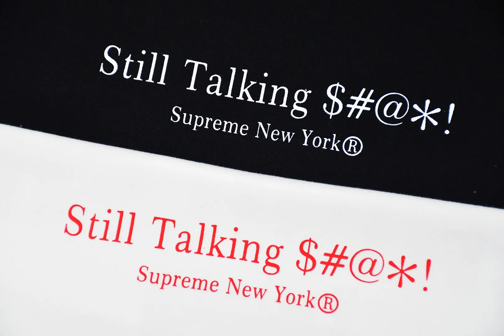 S174💰p136 Top version Supreme 22SS Still Talking Tee Logo on the back Letter printed short-sleeved T-shirt For those of us who focus on top-level Sup products, this short-sleeved one is naturally available. It adopts cylindrical seamless technology (original technology, there are no stitched bones on the side of the clothes, the key point of identification) The fabrics are all custom-woven and dyed, 280g weight, 100% cotton, cylindrical fabric. Cylindrical fabric is knitted fabric woven with a cylinder loom. The needles are distributed in a cylindrical shape on the fuselage. The gray fabric is a large cylinder that needs to be opened and shaped before it can be used further. There are no slits on the side of the clothes, so there is no washing label on the side of ordinary short-sleeves. There is only one collar label behind the neck. The printing is printed with thermosetting ink, also known as plastic. Ink, or self-adhesive ink, contains ingredients: mainly composed of polyvinyl chloride (PVC) and phthalates. PVC and phthalates, fixatives, stabilizers, and thickeners are mixed to form a thermal ink. Solid ink is not the digital direct printing advertised on the market. The printing texture of thermoset ink is something that digital direct printing cannot achieve. The collar label has a watermark anti-counterfeiting effect, a real anti-counterfeiting layer, a probability of passing the version, and a high probability of passing the original packaging picture. Size：S-XL