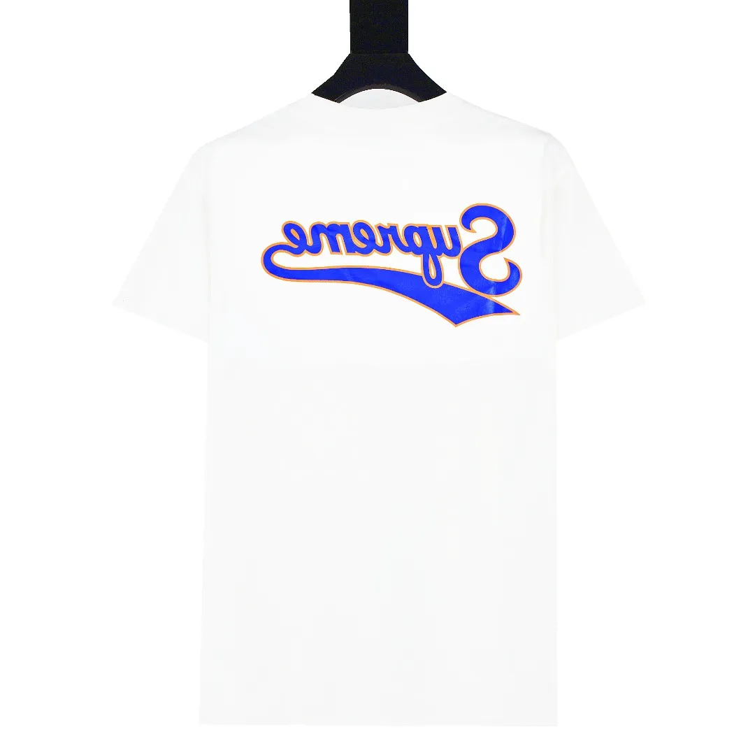 S378💰p136 Top version Supreme 24ss BACKWARDS LOGO printed short-sleeved T-shirt. Refuse to look at pictures to make goods. Refuse to compare with wrong versions. Use cylindrical seamless process (original process. There are no stitched bones on the side of the clothes. Key points of identification) The fabrics are all custom-woven and dyed, 280g weight, 100% cotton, cylindrical fabric. Cylindrical fabric is a knitted fabric woven with a cylinder loom. The needles are distributed in a cylindrical shape on the fuselage. The gray fabric is a large cylinder, which needs to be opened and shaped before it can be used further. There are no slits on the side of the clothes, so there is no washing label on the side of ordinary short-sleeves. There is only one collar label behind the neck. The printing uses thermosetting ink printing imported from Belgium (different from conventional heat transfer printing), also known as plastic ink, or self-adhesive ink. Its ingredients are: mainly composed of polyvinyl chloride (PVC) and phthalates. PVC and phthalates, solid color The thermosetting ink is composed of a mixture of agents, stabilizers, and thickeners. It is not the digital direct printing marketed on the market. The printing texture of thermosetting ink cannot be achieved by digital direct printing. The collar label has a watermark anti-counterfeiting effect, a real anti-counterfeiting layer, a version with a high probability of passing the inspection, and the original packaging picture has a high probability of passing the test. Size：S-XL