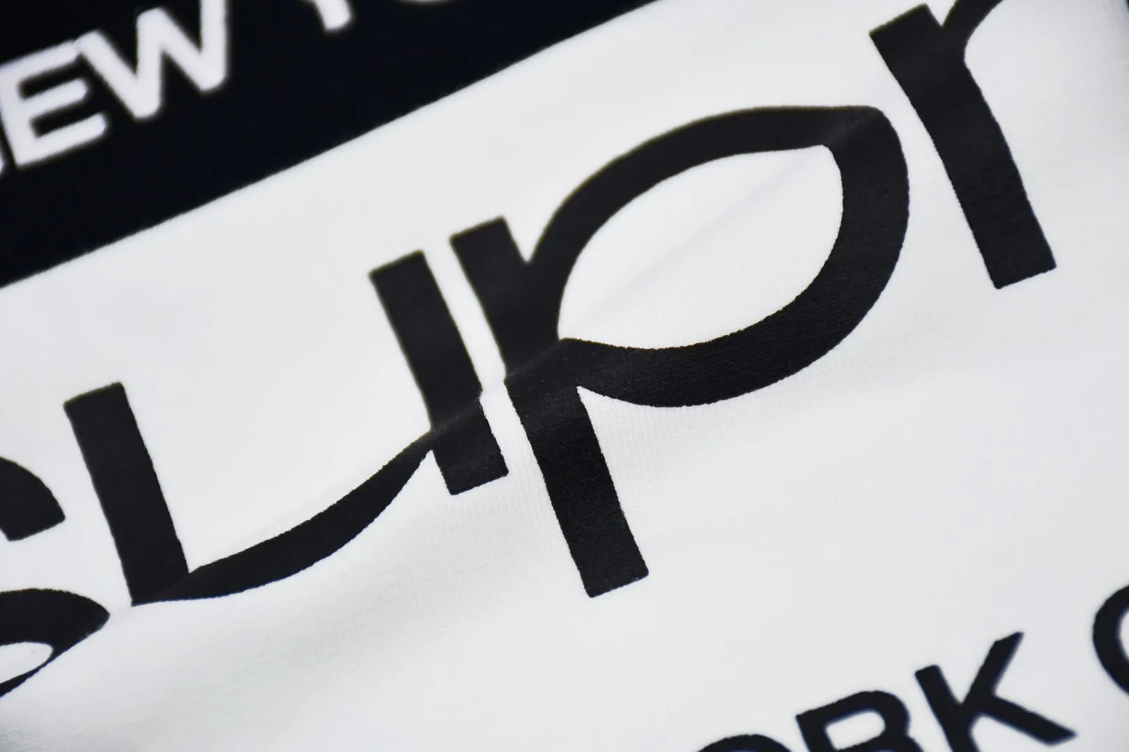 🅿️120 S129 Supreme 23FW NYC store information short-sleeved T-shirt. Refuse to look at pictures to make goods. Refuse to compare with wrong versions. Use cylindrical seamless technology (original technology, there are no stitched bones on the side of the clothes, key points of identification) The fabrics are all custom-woven and dyed, 280g weight, 100% cotton, cylindrical fabric. Cylindrical fabric is a knitted fabric woven with a cylinder loom. The needles are distributed in a cylindrical shape on the fuselage. The gray fabric is a large cylinder, which needs to be opened and shaped before it can be used further. There are no slits on the side of the clothes, so there is no washing label on the side of ordinary short-sleeves. There is only one collar label behind the neck. The printing uses thermosetting ink printing imported from Belgium (different from conventional thermal transfer printing), also known as plastic ink, or self-adhesive ink. Its ingredients are: mainly composed of polyvinyl chloride (PVC) and phthalates. PVC and phthalates, solid color The thermoset ink is composed of a mixture of agents, stabilizers, and thickeners. It is not the digital direct printing advertised on the market. The printing texture of thermoset ink cannot be achieved by digital direct printing. The collar label has a watermark anti-counterfeiting effect, a real anti-counterfeiting layer, a version with a high probability of passing the inspection, and a high probability of passing the original packaging picture. Size：S-XL