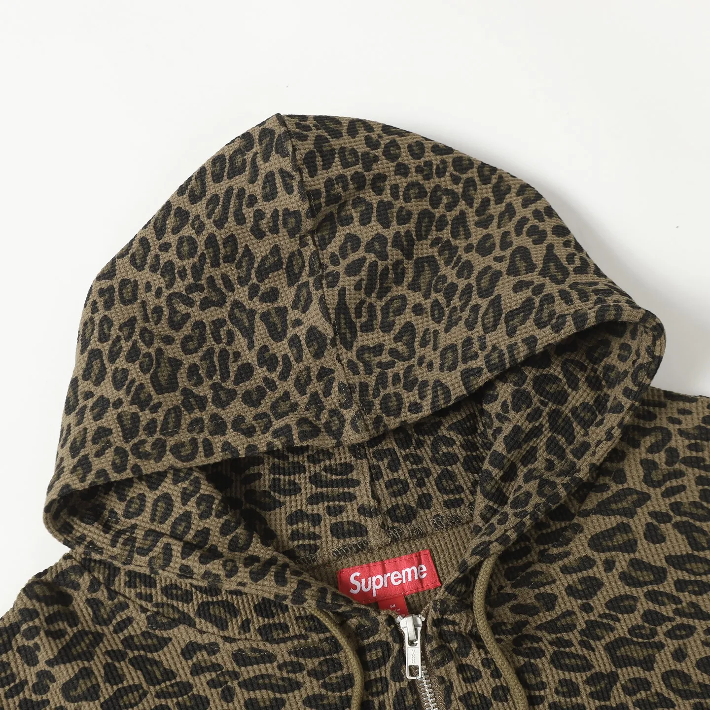 P470 [Original quality] Supreme SS25 WEEK16 Hooded Zip Up Thermal Leopard waffle hooded jacket Pocket logo pattern American trendy sweatshirt Same style for men and women Top quality product High-quality pure cotton with washed process Good texture Different from cheap ones on the market Polyester-cotton material (loose upper body, no version) Color: leopard print Size: S/M/L/XL