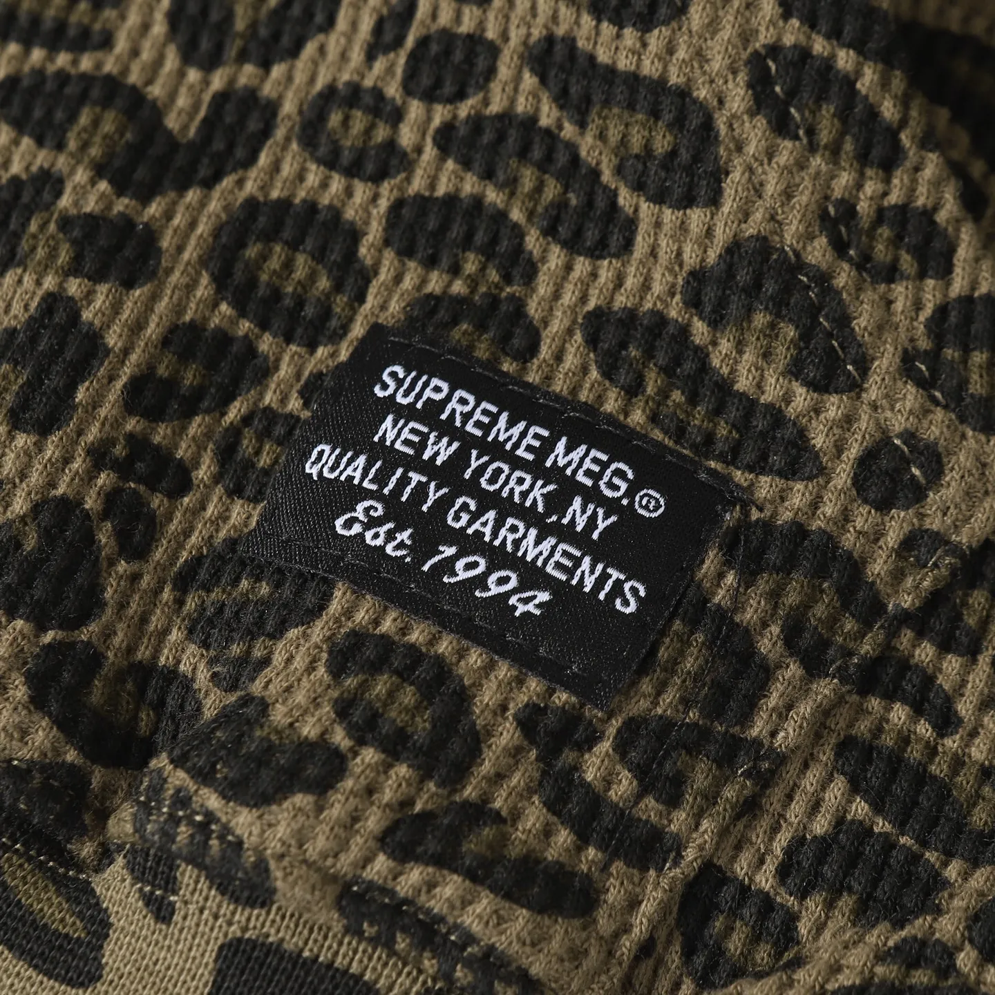 P470 [Original quality] Supreme SS25 WEEK16 Hooded Zip Up Thermal Leopard waffle hooded jacket Pocket logo pattern American trendy sweatshirt Same style for men and women Top quality product High-quality pure cotton with washed process Good texture Different from cheap ones on the market Polyester-cotton material (loose upper body, no version) Color: leopard print Size: S/M/L/XL