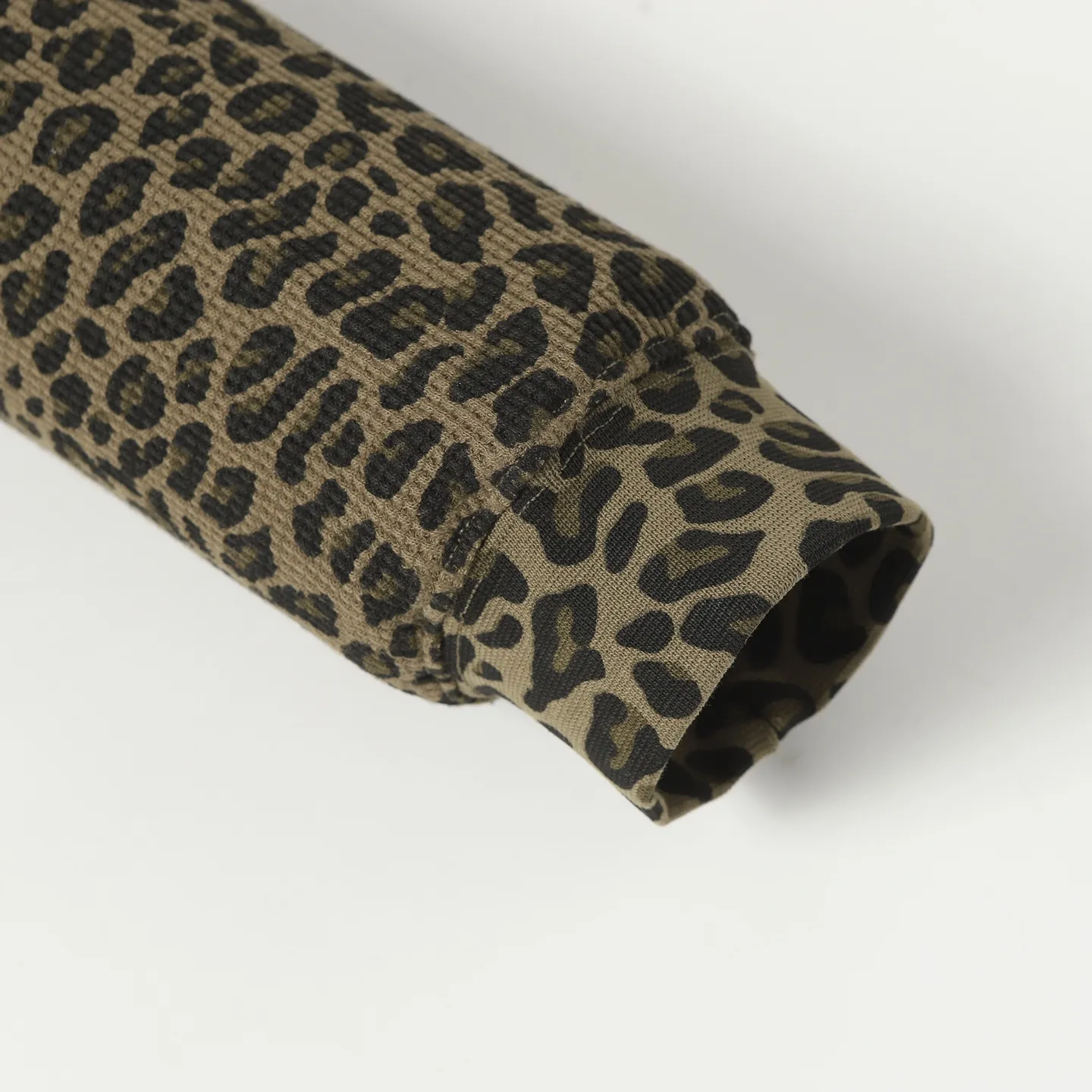 P470 [Original quality] Supreme SS25 WEEK16 Hooded Zip Up Thermal Leopard waffle hooded jacket Pocket logo pattern American trendy sweatshirt Same style for men and women Top quality product High-quality pure cotton with washed process Good texture Different from cheap ones on the market Polyester-cotton material (loose upper body, no version) Color: leopard print Size: S/M/L/XL