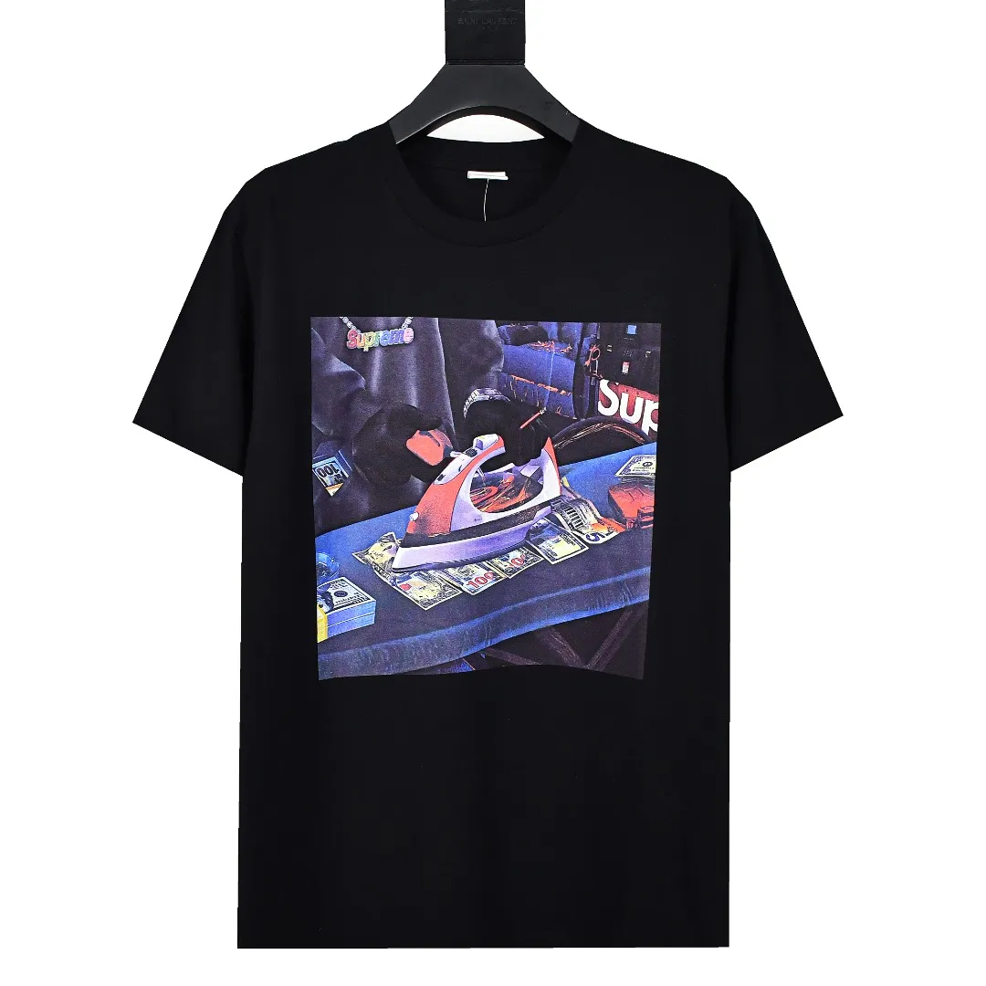S144💰p140 Top version Supreme 22SS Gas Tee Iron Dollar Short Sleeve Round Neck T-shirt For those of us who focus on top Sup products, this short sleeve is naturally available. It adopts cylindrical seamless technology (the original technology has no gaps on the sides of the clothes, the key point of identification) The fabrics are all custom-woven and dyed, 280g weight, 100% cotton, cylindrical fabric. Cylindrical fabric is knitted fabric woven with a cylinder loom. The needles are distributed in a cylindrical shape on the fuselage. The gray fabric is a large cylinder that needs to be opened and shaped before it can be used further. There are no slits on the side of the clothes, so there is no washing label on the side of ordinary short-sleeves. There is only one collar label behind the neck. The printing is printed with thermosetting ink, also known as plastic. Ink, or self-adhesive ink, contains ingredients: mainly composed of polyvinyl chloride (PVC) and phthalates. PVC and phthalates, fixatives, stabilizers, and thickeners are mixed to form a thermal ink. Solid ink is not the digital direct printing advertised on the market. The printing texture of thermoset ink is something that digital direct printing cannot achieve. The collar label has a watermark anti-counterfeiting effect, a real anti-counterfeiting layer, a probability of passing the version, and a high probability of passing the original packaging picture. Size：S-XL
