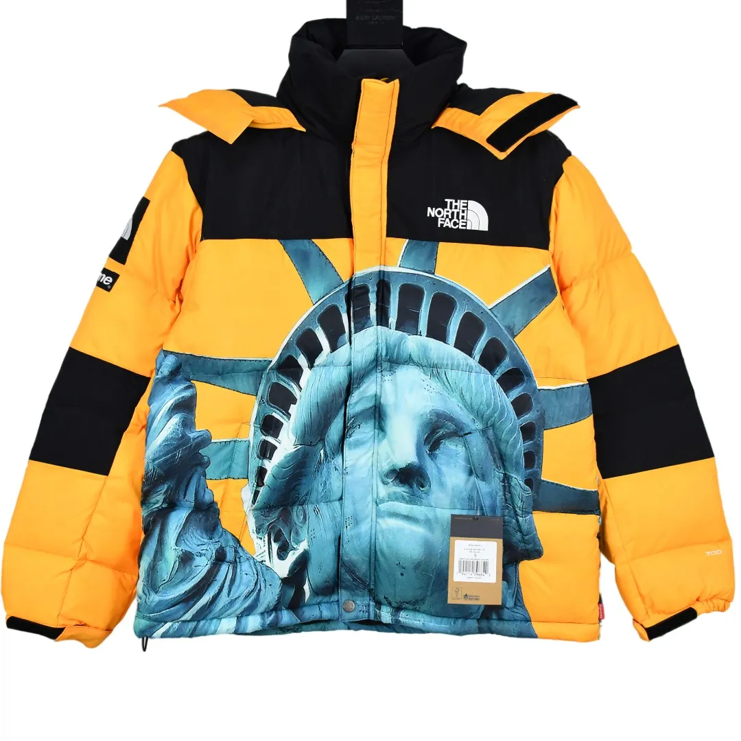 🅿️960 MX29 World-destroying masterpiece Exclusively produced Supreme 19FW Week 10 x The North Face North Face co-branded Statue of Liberty down jacket 1. Original custom-made windproof and waterproof fabric (waterproof + water-repellent process Note! Waterproof and water-repellent are two concepts. This fabric is compatible with both processes) 2. Original TNF embroidery data Authentic effect Behringer BEKS-Y924 embroidery machine On-machine operation Achieve exactly the same effect. 3.90 white duck down filling. The overall upper body effect is consistent with YB. 4. Printing. The whole body adopts Israeli Kornit Paradigm technology. The color is repeatedly adjusted more than 20 times to perfectly restore. The perfect alignment details of the whole body are impeccable. The hat can be stored. The collar and hat are filled with down. Correct accessories. Collar label/wash/ Size: S~XL