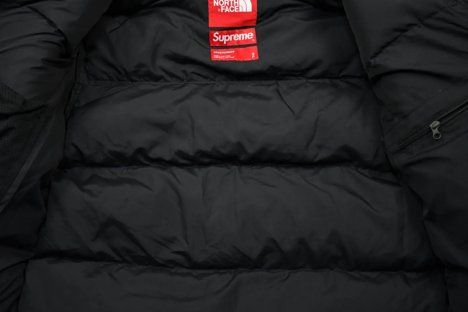 🅿️960 MX29 World-destroying masterpiece Exclusively produced Supreme 19FW Week 10 x The North Face North Face co-branded Statue of Liberty down jacket 1. Original custom-made windproof and waterproof fabric (waterproof + water-repellent process Note! Waterproof and water-repellent are two concepts. This fabric is compatible with both processes) 2. Original TNF embroidery data Authentic effect Behringer BEKS-Y924 embroidery machine On-machine operation Achieve exactly the same effect. 3.90 white duck down filling. The overall upper body effect is consistent with YB. 4. Printing. The whole body adopts Israeli Kornit Paradigm technology. The color is repeatedly adjusted more than 20 times to perfectly restore. The perfect alignment details of the whole body are impeccable. The hat can be stored. The collar and hat are filled with down. Correct accessories. Collar label/wash/ Size: S~XL