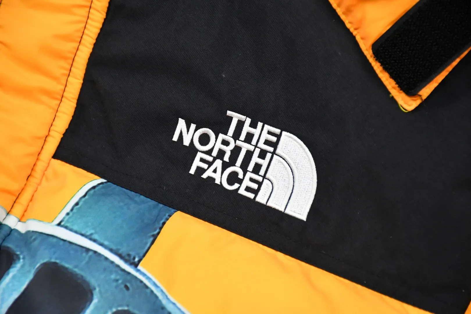 🅿️960 MX29 World-destroying masterpiece Exclusively produced Supreme 19FW Week 10 x The North Face North Face co-branded Statue of Liberty down jacket 1. Original custom-made windproof and waterproof fabric (waterproof + water-repellent process Note! Waterproof and water-repellent are two concepts. This fabric is compatible with both processes) 2. Original TNF embroidery data Authentic effect Behringer BEKS-Y924 embroidery machine On-machine operation Achieve exactly the same effect. 3.90 white duck down filling. The overall upper body effect is consistent with YB. 4. Printing. The whole body adopts Israeli Kornit Paradigm technology. The color is repeatedly adjusted more than 20 times to perfectly restore. The perfect alignment details of the whole body are impeccable. The hat can be stored. The collar and hat are filled with down. Correct accessories. Collar label/wash/ Size: S~XL