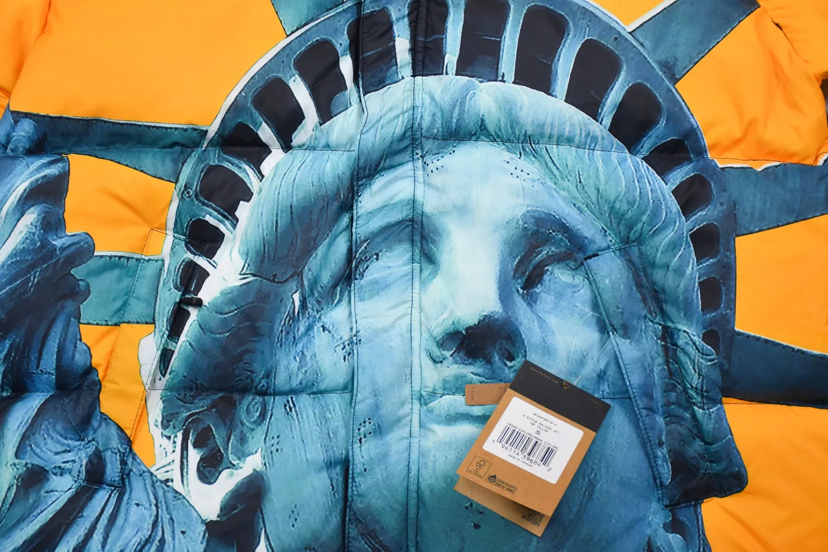 🅿️960 MX29 World-destroying masterpiece Exclusively produced Supreme 19FW Week 10 x The North Face North Face co-branded Statue of Liberty down jacket 1. Original custom-made windproof and waterproof fabric (waterproof + water-repellent process Note! Waterproof and water-repellent are two concepts. This fabric is compatible with both processes) 2. Original TNF embroidery data Authentic effect Behringer BEKS-Y924 embroidery machine On-machine operation Achieve exactly the same effect. 3.90 white duck down filling. The overall upper body effect is consistent with YB. 4. Printing. The whole body adopts Israeli Kornit Paradigm technology. The color is repeatedly adjusted more than 20 times to perfectly restore. The perfect alignment details of the whole body are impeccable. The hat can be stored. The collar and hat are filled with down. Correct accessories. Collar label/wash/ Size: S~XL