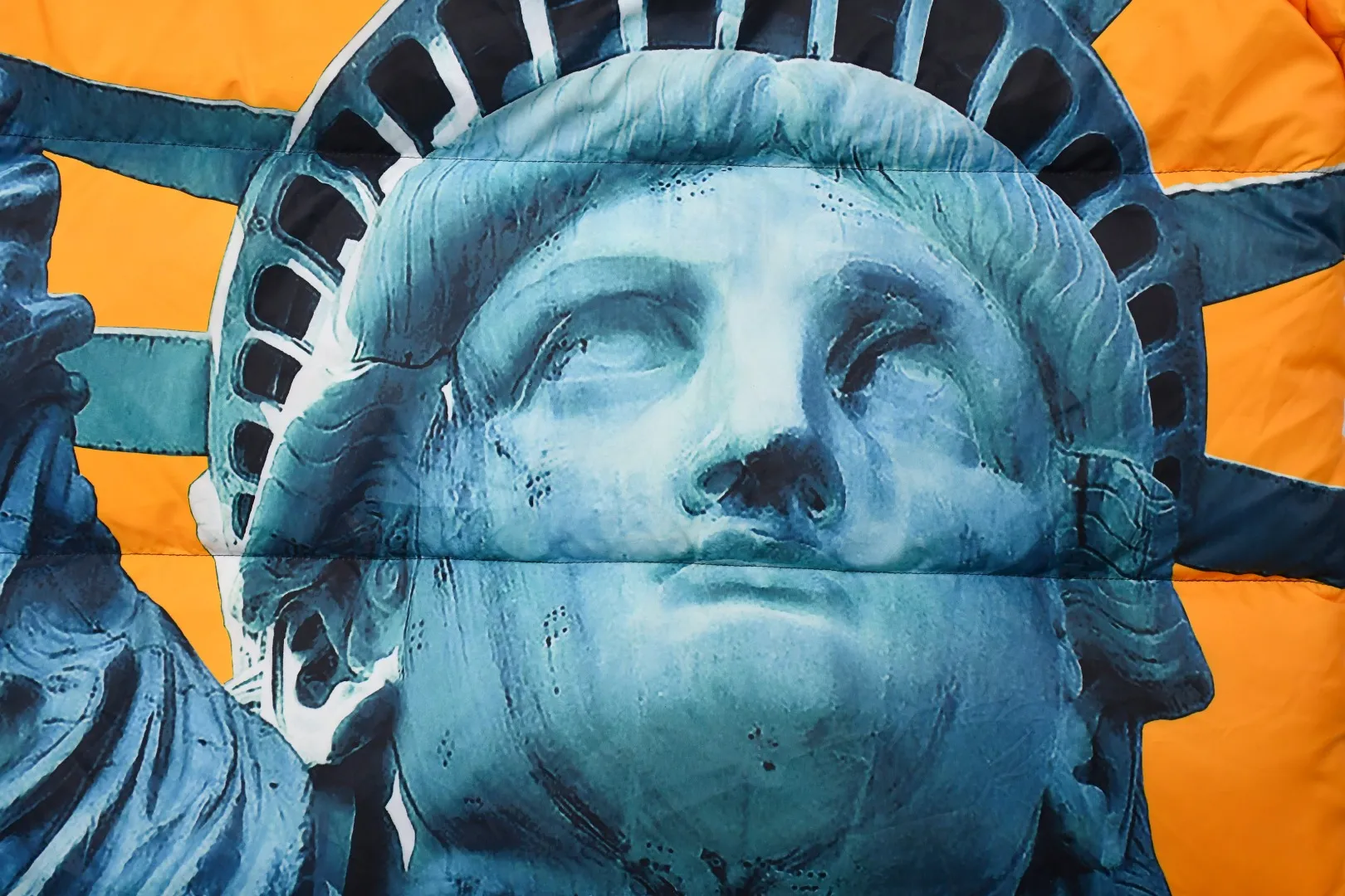 🅿️960 MX29 World-destroying masterpiece Exclusively produced Supreme 19FW Week 10 x The North Face North Face co-branded Statue of Liberty down jacket 1. Original custom-made windproof and waterproof fabric (waterproof + water-repellent process Note! Waterproof and water-repellent are two concepts. This fabric is compatible with both processes) 2. Original TNF embroidery data Authentic effect Behringer BEKS-Y924 embroidery machine On-machine operation Achieve exactly the same effect. 3.90 white duck down filling. The overall upper body effect is consistent with YB. 4. Printing. The whole body adopts Israeli Kornit Paradigm technology. The color is repeatedly adjusted more than 20 times to perfectly restore. The perfect alignment details of the whole body are impeccable. The hat can be stored. The collar and hat are filled with down. Correct accessories. Collar label/wash/ Size: S~XL