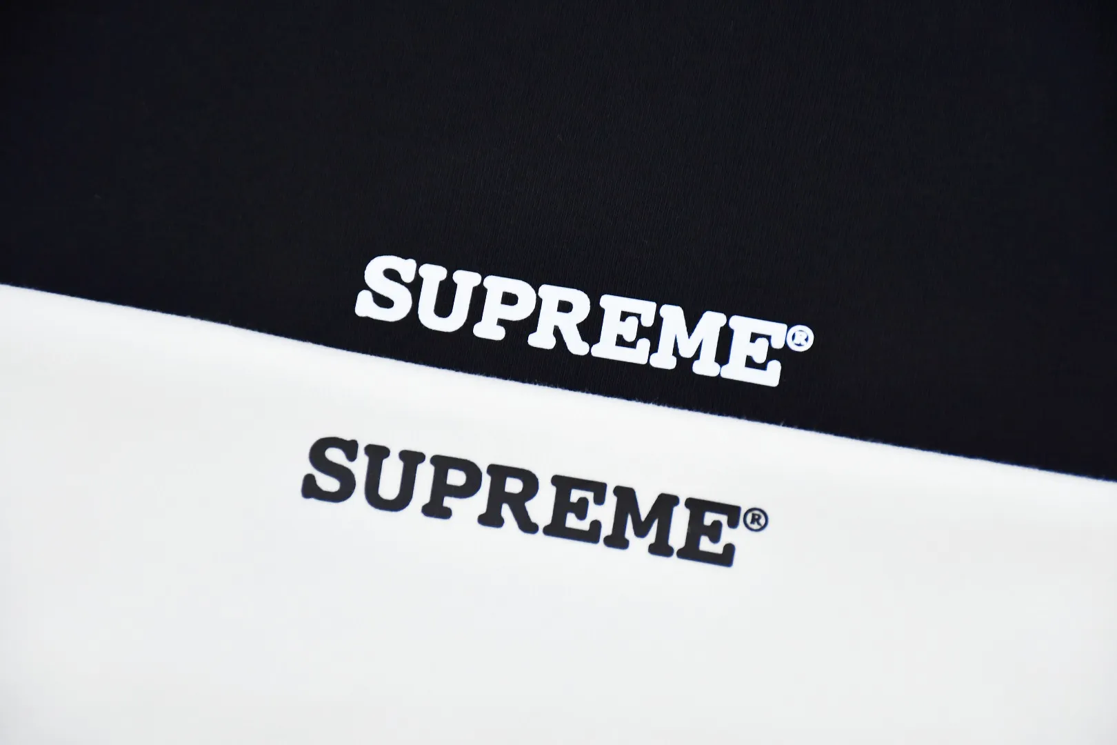 S350💰p140 Top version Supreme 24SS Patchwork Tee T-shirt with colorful logo letters printed on the back. Refuse to look at pictures to make products. Refuse to compare with wrong versions. Use cylinder seamless technology (original technology, there are no stitched bones on the side of the clothes, the key point of identification) The fabrics are all custom-woven and dyed, 280g weight, 100% cotton, cylindrical fabric. Cylindrical fabric is a knitted fabric woven with a cylinder loom. The needles are distributed in a cylindrical shape on the fuselage. The gray fabric is a large cylinder, which needs to be opened and shaped before it can be used further. There are no slits on the side of the clothes, so there is no washing label on the side of ordinary short-sleeves. There is only one collar label behind the neck. The printing uses thermosetting ink printing imported from Belgium (different from conventional heat transfer printing), also known as plastic ink, or self-adhesive ink. Its ingredients are: mainly composed of polyvinyl chloride (PVC) and phthalates. PVC and phthalates, solid color The thermosetting ink is composed of a mixture of agents, stabilizers, and thickeners. It is not the digital direct printing marketed on the market. The printing texture of thermosetting ink cannot be achieved by digital direct printing. The collar label has a watermark anti-counterfeiting effect, a real anti-counterfeiting layer, a version with a high probability of passing the inspection, and the original packaging picture has a high probability of passing the test. Size：S-XL