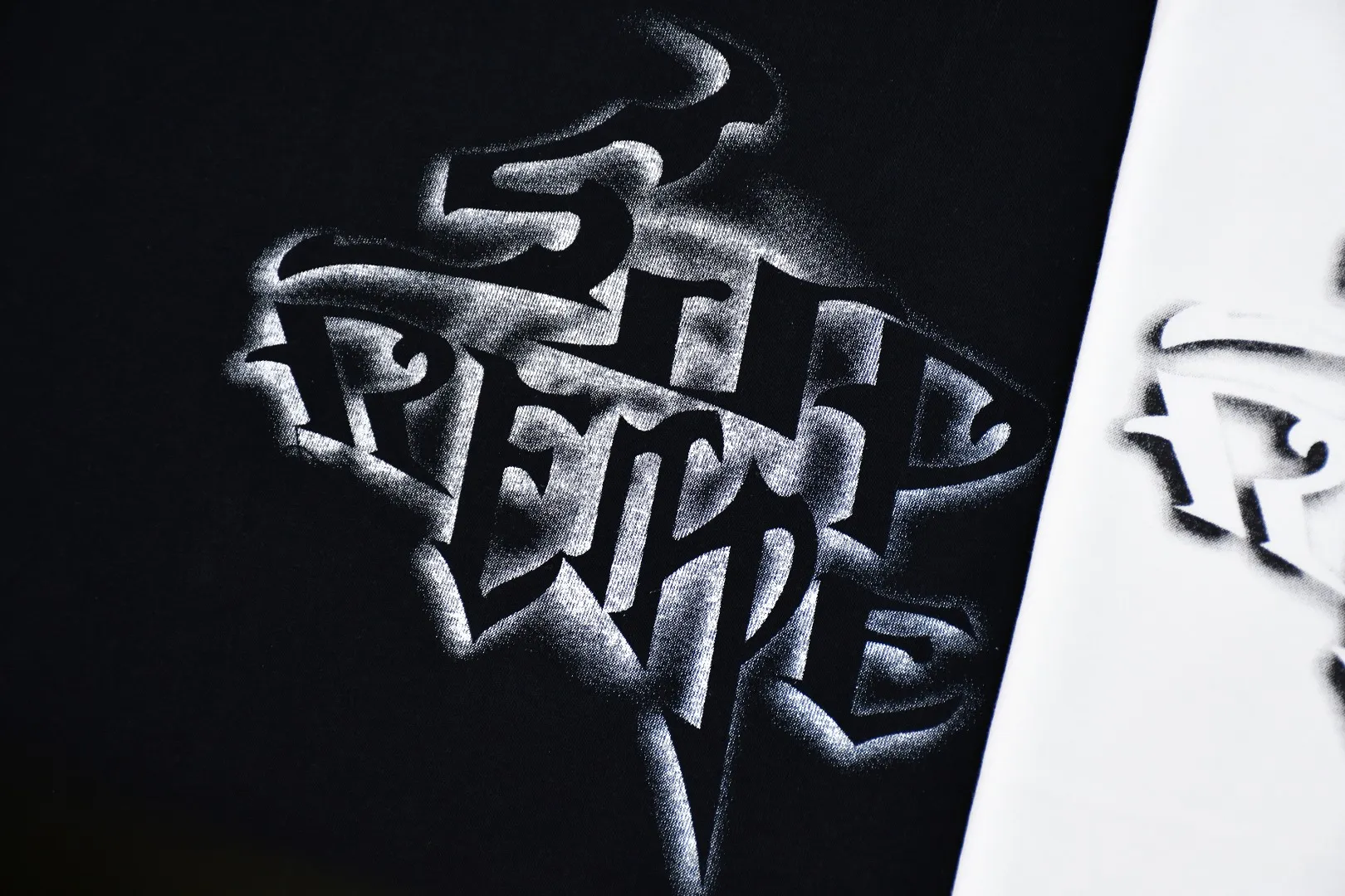 S418💰P136 The top version of Supreme 24FW letter spray-painted graffiti printed short-sleeved T-shirt. Refuse to look at pictures to make goods. Refuse to compare wrong versions. Use cylindrical seamless process (original process, there is no stitching bone on the side of the clothes, identification key point) The fabrics are all custom-woven and dyed, 280g weight, 100% cotton, cylindrical fabric. Cylindrical fabric is a knitted fabric woven with a cylinder loom. The needles are distributed in a cylindrical shape on the fuselage. The gray fabric is a large cylinder, which needs to be opened and shaped before it can be used further. There are no slits on the side of the clothes, so there is no washing label on the side of ordinary short-sleeves. There is only one collar label behind the neck. The printing uses thermosetting ink printing imported from Belgium (different from conventional thermal transfer printing), also known as plastic ink, or self-adhesive ink. Its ingredients are: mainly composed of polyvinyl chloride (PVC) and phthalates, including PVC and phthalates, fixing agents, Stabilizers and thickeners are mixed to form thermosetting ink, which is not the digital direct printing marketed on the market. The printing texture of thermosetting ink is unachievable by digital direct printing. The new triple collar label has a watermark anti-counterfeiting effect, a real anti-counterfeiting layer, a version with a high probability of passing the inspection, and the original packaging picture has a high probability of passing the test. Size：S-XL