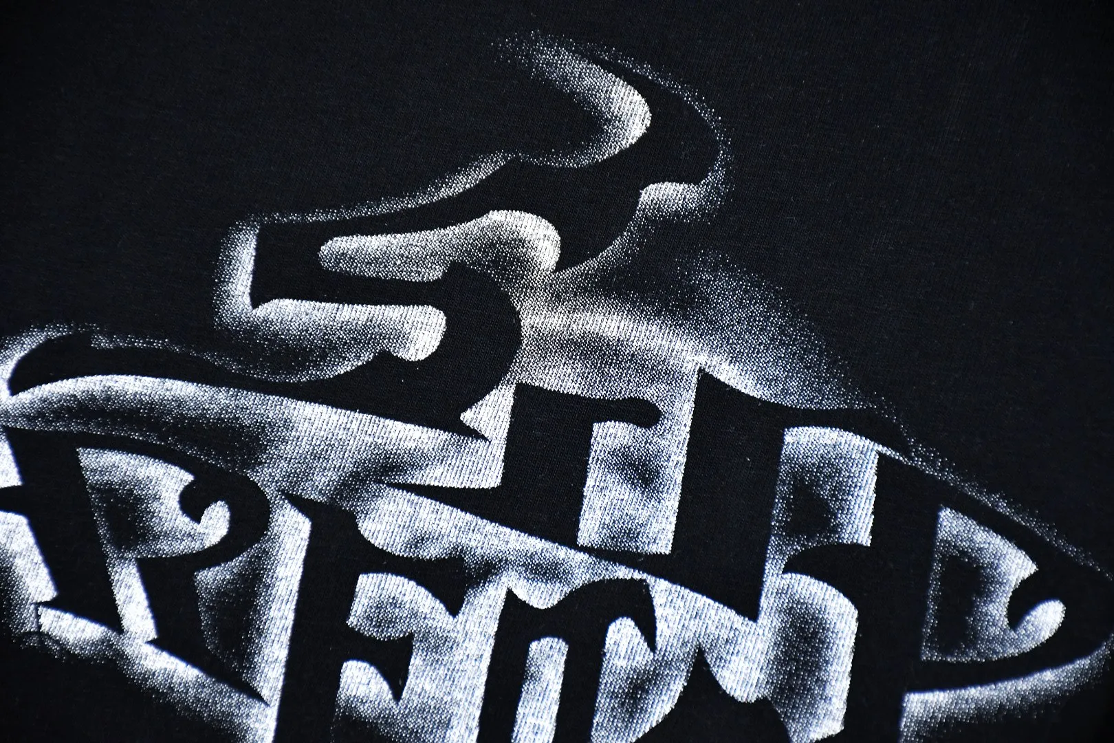 S418💰P136 The top version of Supreme 24FW letter spray-painted graffiti printed short-sleeved T-shirt. Refuse to look at pictures to make goods. Refuse to compare wrong versions. Use cylindrical seamless process (original process, there is no stitching bone on the side of the clothes, identification key point) The fabrics are all custom-woven and dyed, 280g weight, 100% cotton, cylindrical fabric. Cylindrical fabric is a knitted fabric woven with a cylinder loom. The needles are distributed in a cylindrical shape on the fuselage. The gray fabric is a large cylinder, which needs to be opened and shaped before it can be used further. There are no slits on the side of the clothes, so there is no washing label on the side of ordinary short-sleeves. There is only one collar label behind the neck. The printing uses thermosetting ink printing imported from Belgium (different from conventional thermal transfer printing), also known as plastic ink, or self-adhesive ink. Its ingredients are: mainly composed of polyvinyl chloride (PVC) and phthalates, including PVC and phthalates, fixing agents, Stabilizers and thickeners are mixed to form thermosetting ink, which is not the digital direct printing marketed on the market. The printing texture of thermosetting ink is unachievable by digital direct printing. The new triple collar label has a watermark anti-counterfeiting effect, a real anti-counterfeiting layer, a version with a high probability of passing the inspection, and the original packaging picture has a high probability of passing the test. Size：S-XL