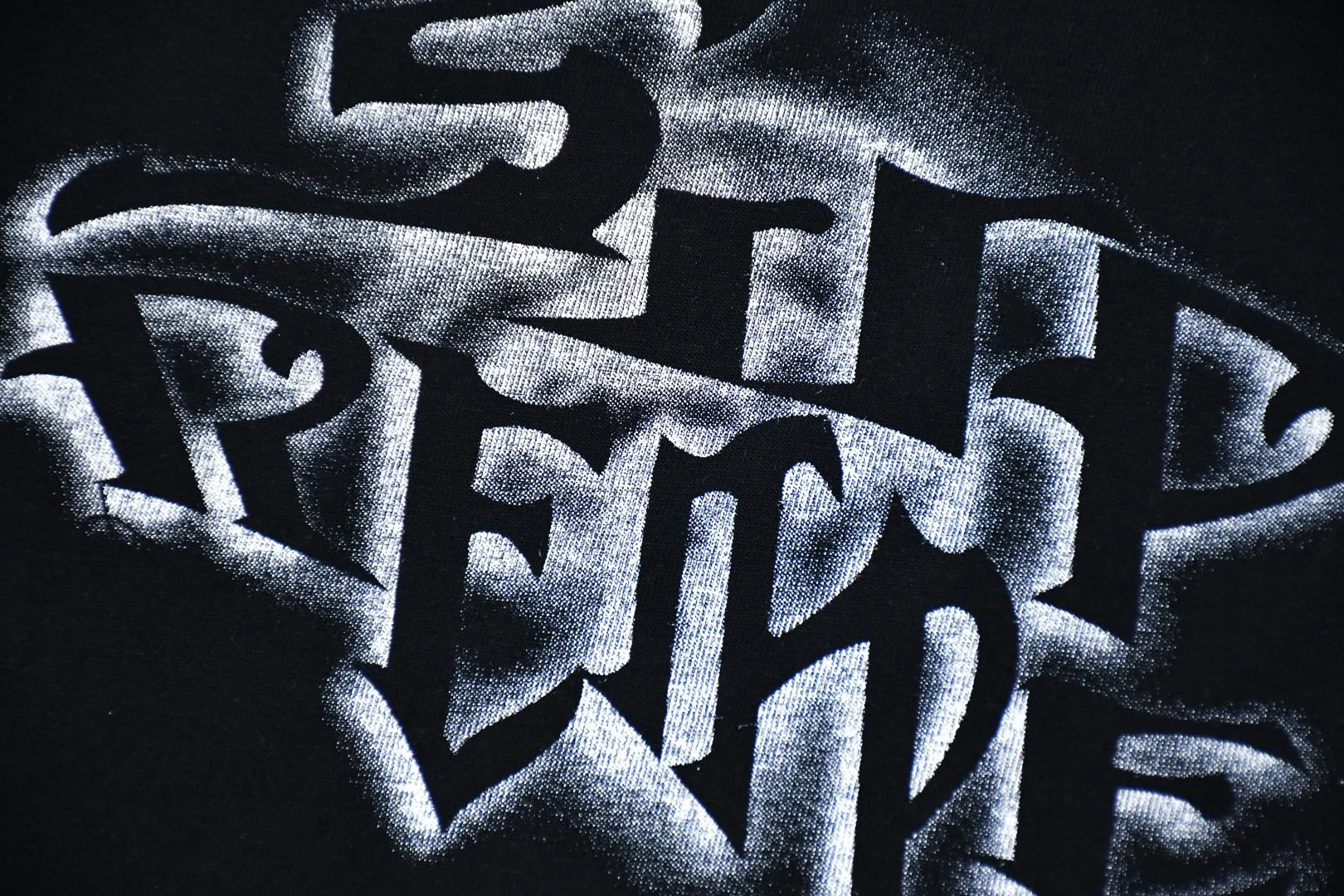 S418💰P136 The top version of Supreme 24FW letter spray-painted graffiti printed short-sleeved T-shirt. Refuse to look at pictures to make goods. Refuse to compare wrong versions. Use cylindrical seamless process (original process, there is no stitching bone on the side of the clothes, identification key point) The fabrics are all custom-woven and dyed, 280g weight, 100% cotton, cylindrical fabric. Cylindrical fabric is a knitted fabric woven with a cylinder loom. The needles are distributed in a cylindrical shape on the fuselage. The gray fabric is a large cylinder, which needs to be opened and shaped before it can be used further. There are no slits on the side of the clothes, so there is no washing label on the side of ordinary short-sleeves. There is only one collar label behind the neck. The printing uses thermosetting ink printing imported from Belgium (different from conventional thermal transfer printing), also known as plastic ink, or self-adhesive ink. Its ingredients are: mainly composed of polyvinyl chloride (PVC) and phthalates, including PVC and phthalates, fixing agents, Stabilizers and thickeners are mixed to form thermosetting ink, which is not the digital direct printing marketed on the market. The printing texture of thermosetting ink is unachievable by digital direct printing. The new triple collar label has a watermark anti-counterfeiting effect, a real anti-counterfeiting layer, a version with a high probability of passing the inspection, and the original packaging picture has a high probability of passing the test. Size：S-XL