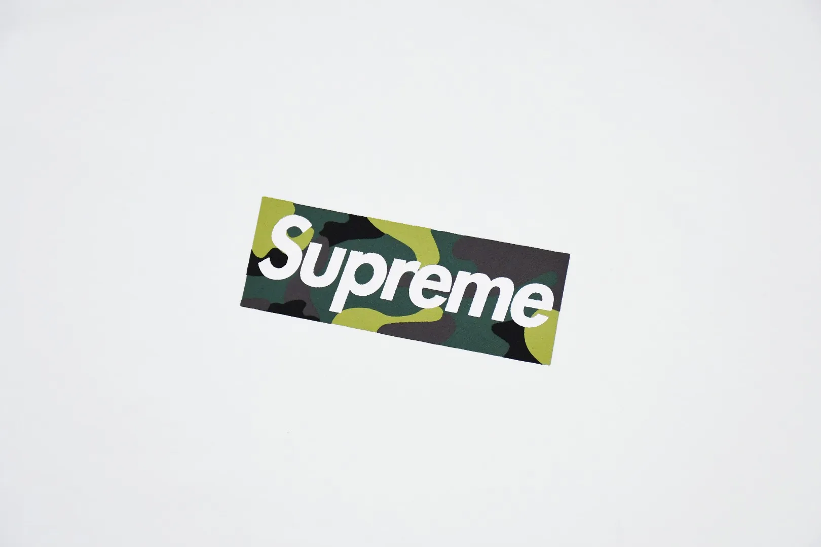 S304💰p140 Supreme 23fw camouflage BOX LOGO short-sleeved T-shirt. Refuse to look at pictures to make products. Refuse to compare with wrong versions. Use cylinder seamless technology (original technology. There are no stitched bones on the side of the clothes. Key points of identification) The fabrics are all custom-woven and dyed, 280g weight, 100% cotton, cylindrical fabric. Cylindrical fabric is a knitted fabric woven with a cylinder loom. The needles are distributed in a cylindrical shape on the fuselage. The gray fabric is a large cylinder, which needs to be opened and shaped before it can be used further. There are no slits on the side of the clothes, so there is no washing label on the side of ordinary short-sleeves. There is only one collar label behind the neck. The printing uses thermosetting ink printing imported from Belgium (different from conventional heat transfer printing), also known as plastic ink, or self-adhesive ink. Its ingredients are: mainly composed of polyvinyl chloride (PVC) and phthalates. PVC and phthalates, solid color The thermosetting ink is composed of a mixture of agents, stabilizers, and thickeners. It is not the digital direct printing marketed on the market. The printing texture of thermosetting ink cannot be achieved by digital direct printing. The collar label has a watermark anti-counterfeiting effect, a real anti-counterfeiting layer, a version with a high probability of passing the inspection, and the original packaging picture has a high probability of passing the test. Size：S-XL