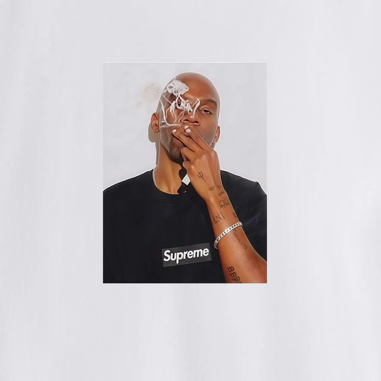 S172 P110💰 Sup SS25 WEEK18SummerTee Dean Blunt character printed round neck short-sleeved T-shirt. Loose fit. Made of 260g combed cotton double yarn. All three standards are complete from fabrics to accessories. ZP. Imported Matsui Company slurry printing will never crack. The whole piece adopts three-needle five-thread technology. The collar-shoulder seam-sleeve seam is double-lined, which looks more three-dimensional and textured. The same process as the original version, classic version. Feel free to compare zp. The whole piece adopts three-needle five-thread craftsmanship (neckline-shoulder seam-sleeve seam double thread, which looks more three-dimensional and textured). It has the same craftsmanship as the original original, classic version. Color: black, white, light gray, navy blue, pink. Size: S M L XL XXL