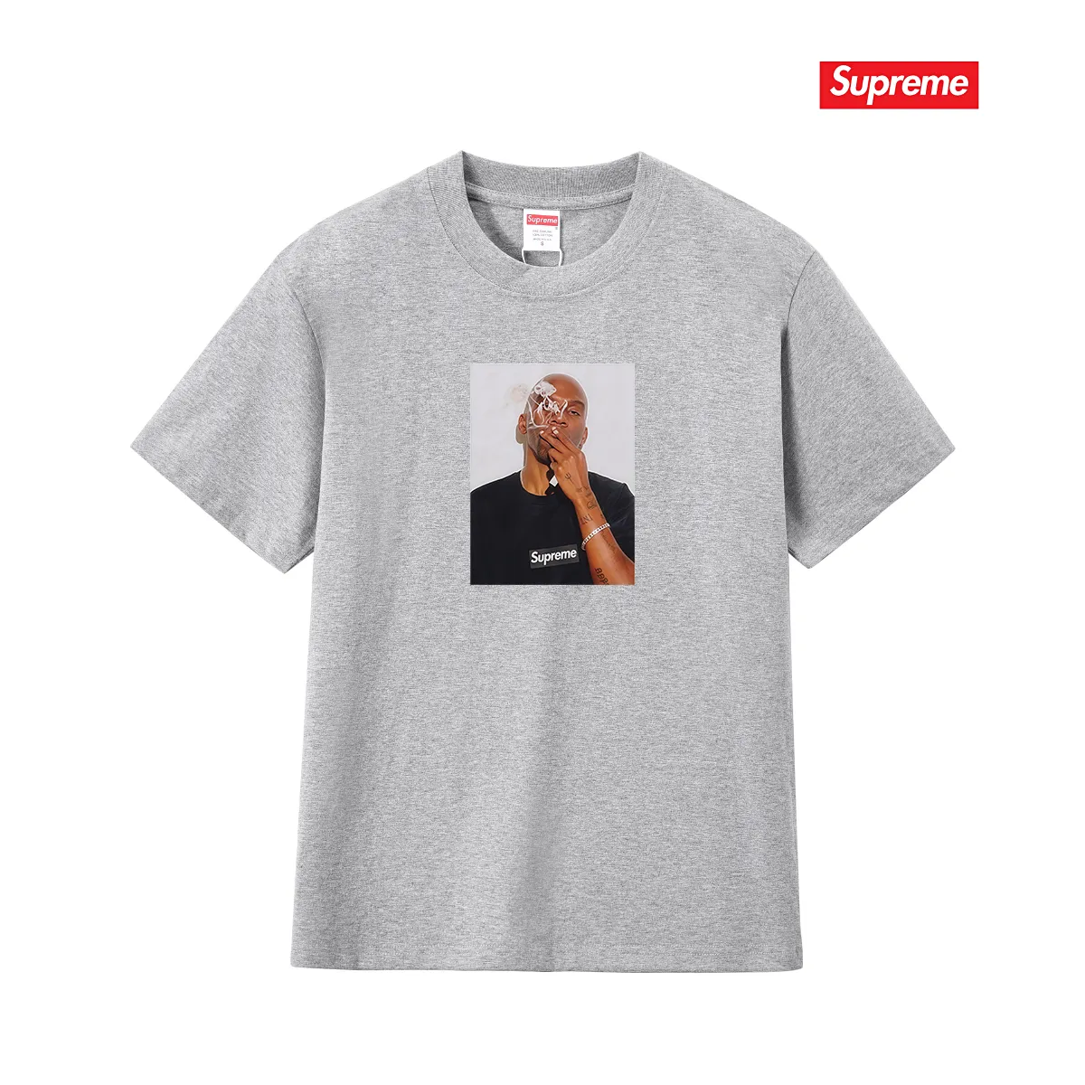 S172 P110💰 Sup SS25 WEEK18SummerTee Dean Blunt character printed round neck short-sleeved T-shirt. Loose fit. Made of 260g combed cotton double yarn. All three standards are complete from fabrics to accessories. ZP. Imported Matsui Company slurry printing will never crack. The whole piece adopts three-needle five-thread technology. The collar-shoulder seam-sleeve seam is double-lined, which looks more three-dimensional and textured. The same process as the original version, classic version. Feel free to compare zp. The whole piece adopts three-needle five-thread craftsmanship (neckline-shoulder seam-sleeve seam double thread, which looks more three-dimensional and textured). It has the same craftsmanship as the original original, classic version. Color: black, white, light gray, navy blue, pink. Size: S M L XL XXL