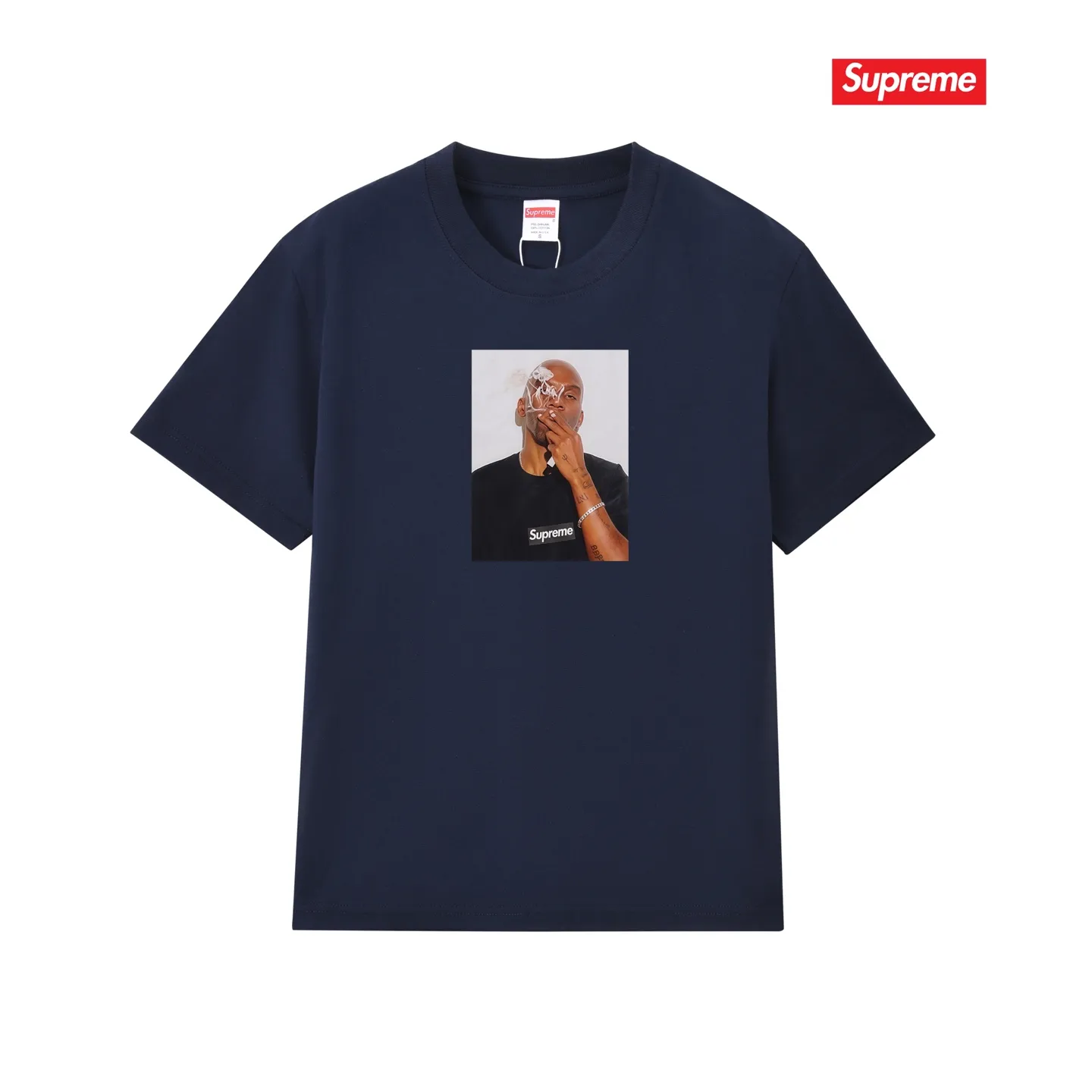 S172 P110💰 Sup SS25 WEEK18SummerTee Dean Blunt character printed round neck short-sleeved T-shirt. Loose fit. Made of 260g combed cotton double yarn. All three standards are complete from fabrics to accessories. ZP. Imported Matsui Company slurry printing will never crack. The whole piece adopts three-needle five-thread technology. The collar-shoulder seam-sleeve seam is double-lined, which looks more three-dimensional and textured. The same process as the original version, classic version. Feel free to compare zp. The whole piece adopts three-needle five-thread craftsmanship (neckline-shoulder seam-sleeve seam double thread, which looks more three-dimensional and textured). It has the same craftsmanship as the original original, classic version. Color: black, white, light gray, navy blue, pink. Size: S M L XL XXL