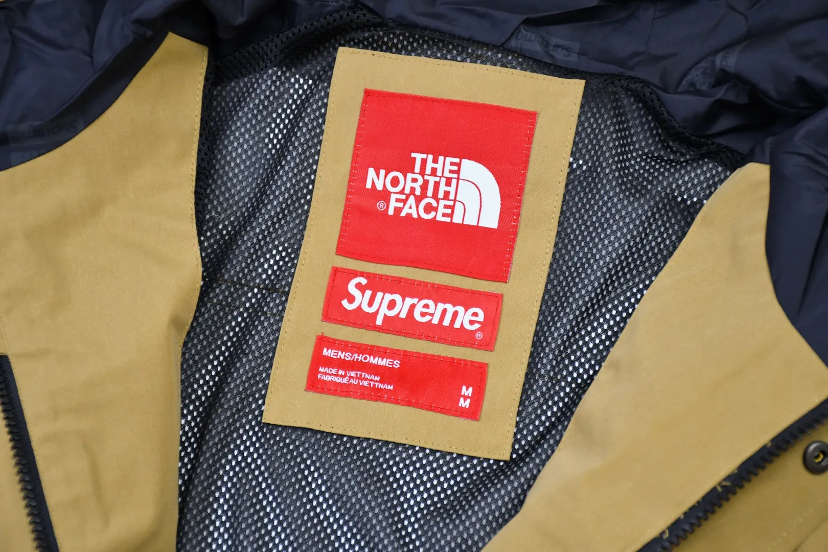🅿️700 MX07 MAX/top version, exclusive quality on the entire network, ZP player designated version, Supreme SS20 Week 13 x TNF Cargo Jacket, joint North Face multi-pocket jacket, a true jacket, waterproof, windproof, breathable and warm. 1. In order to perfectly restore the original version, the fabric uses 70D*320D# which is extremely difficult and expensive to embroider. 110g/㎡ low-density nylon plain fabric. The fabric is ultra-thin, low-density and breathable. Top-grade waterproof coating is added to both the front and back sides to easily achieve the rolling effect of water droplets on a lotus leaf. The main body mesh is 95g/㎡ extra large mesh. 2. The embroidery uses the original embroidery data file. The machine uses the BEHRINGER BEKS-Y924 embroidery machine (a level higher than Tajima embroidery machine). The machine head tension is small and does little damage to the fabric. The fullness and precision of the embroidery are the best 3. The correct hangtag and the correct accessories. The resin zipper and nylon zipper are purchased from YKK Shanghai Yoshida Company. The special non-domestic standard parts are all custom-made by the foundry. The metal four-button buckle and small zipper hanging beads are all customized at 1:1. The main label and laser are all customized separately for this year's new model. The multiple bags are all folded with lengthened bag openings to achieve waterproof and anti-lost functions. The sewing work is complicated. There are many special machines for edge sealing and many pockets. The density of the fabric is sparse and you will be injured if you are not careful, so they are all produced by the same master craftsmen. Sizes: S~XL