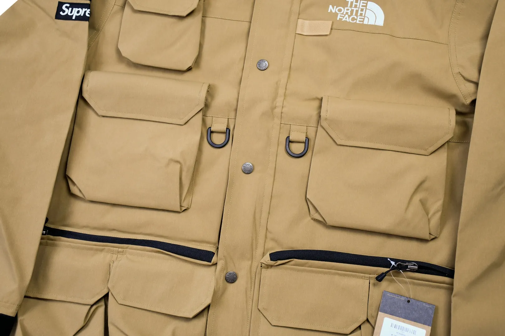 🅿️700 MX07 MAX/top version, exclusive quality on the entire network, ZP player designated version, Supreme SS20 Week 13 x TNF Cargo Jacket, joint North Face multi-pocket jacket, a true jacket, waterproof, windproof, breathable and warm. 1. In order to perfectly restore the original version, the fabric uses 70D*320D# which is extremely difficult and expensive to embroider. 110g/㎡ low-density nylon plain fabric. The fabric is ultra-thin, low-density and breathable. Top-grade waterproof coating is added to both the front and back sides to easily achieve the rolling effect of water droplets on a lotus leaf. The main body mesh is 95g/㎡ extra large mesh. 2. The embroidery uses the original embroidery data file. The machine uses the BEHRINGER BEKS-Y924 embroidery machine (a level higher than Tajima embroidery machine). The machine head tension is small and does little damage to the fabric. The fullness and precision of the embroidery are the best 3. The correct hangtag and the correct accessories. The resin zipper and nylon zipper are purchased from YKK Shanghai Yoshida Company. The special non-domestic standard parts are all custom-made by the foundry. The metal four-button buckle and small zipper hanging beads are all customized at 1:1. The main label and laser are all customized separately for this year's new model. The multiple bags are all folded with lengthened bag openings to achieve waterproof and anti-lost functions. The sewing work is complicated. There are many special machines for edge sealing and many pockets. The density of the fabric is sparse and you will be injured if you are not careful, so they are all produced by the same master craftsmen. Sizes: S~XL