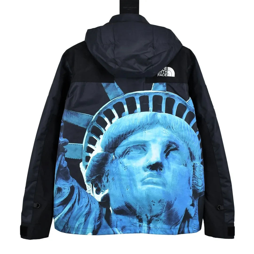 MX76💰p670 MAX/Top version Exclusive quality Supreme x The North Face 19FW The North Face Lady Liberty jacket and hat can be stored. Embroidery equipment is operated by Behringer BEKS-Y924 machine (a level higher than Tajima embroidery machine). The embroidery thickness, saturation and size are all consistent with ZP. Printing process: A whole piece of printing needs to be done 4 times to complete the printing of this piece of clothing. 1. A piece of printing on the front side, 2. A layer of printing on the north side, 3. A piece hidden at the zipper placket. Only one piece of printing is taken and the rest are discarded. 4. In order to combine the overall printing on the pockets on both sides, a piece of printing is taken from two pockets. The pattern splicing, only two small pieces were taken from one printing, and the rest were discarded. This is the extremely high demand and loss of printing. There are 8 YKK zippers in total, and there are three different types of zippers/sliders among the eight. Among them, there is a No. 5 resin zipper on the placket, four No. 3 resin zippers on the outer pockets and sleeves, three reverse-pull metal zippers on the inside, and two The side pockets and sleeves have hidden zippers. Professional-grade waterproof coating fabric. The whole body is laminated with a professional waterproof coating. The waterproof effect is first-class. The built-in thin velvet has excellent warmth and wind protection properties and perfect breathability. The polyamide fiber component is dispersed. Fuel printing. Infrared screen positioning. Digital printing. After cutting, more than 20 versions have been opened. Cut and print by size, each size. Each part requires workers to cut according to the pattern, which is time-consuming and labor-intensive, and the labor cost is extremely high. The ink imported from Belgium is automatically recognized in four colors, and there are four sizes in total. The goddess statue of the entire dress is complete, all stitched in alignment, and meticulous. The R letter is embroidered with elephant legs. The embroidery is fuller and more exquisite, the embroidery details are perfect, and the accessories are laser marked. Size：S-XL
