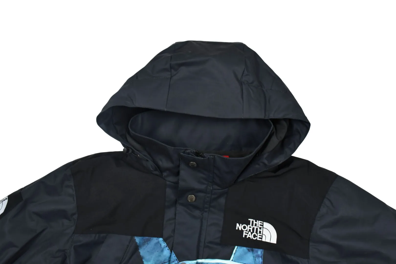 MX76💰p670 MAX/Top version Exclusive quality Supreme x The North Face 19FW The North Face Lady Liberty jacket and hat can be stored. Embroidery equipment is operated by Behringer BEKS-Y924 machine (a level higher than Tajima embroidery machine). The embroidery thickness, saturation and size are all consistent with ZP. Printing process: A whole piece of printing needs to be done 4 times to complete the printing of this piece of clothing. 1. A piece of printing on the front side, 2. A layer of printing on the north side, 3. A piece hidden at the zipper placket. Only one piece of printing is taken and the rest are discarded. 4. In order to combine the overall printing on the pockets on both sides, a piece of printing is taken from two pockets. The pattern splicing, only two small pieces were taken from one printing, and the rest were discarded. This is the extremely high demand and loss of printing. There are 8 YKK zippers in total, and there are three different types of zippers/sliders among the eight. Among them, there is a No. 5 resin zipper on the placket, four No. 3 resin zippers on the outer pockets and sleeves, three reverse-pull metal zippers on the inside, and two The side pockets and sleeves have hidden zippers. Professional-grade waterproof coating fabric. The whole body is laminated with a professional waterproof coating. The waterproof effect is first-class. The built-in thin velvet has excellent warmth and wind protection properties and perfect breathability. The polyamide fiber component is dispersed. Fuel printing. Infrared screen positioning. Digital printing. After cutting, more than 20 versions have been opened. Cut and print by size, each size. Each part requires workers to cut according to the pattern, which is time-consuming and labor-intensive, and the labor cost is extremely high. The ink imported from Belgium is automatically recognized in four colors, and there are four sizes in total. The goddess statue of the entire dress is complete, all stitched in alignment, and meticulous. The R letter is embroidered with elephant legs. The embroidery is fuller and more exquisite, the embroidery details are perfect, and the accessories are laser marked. Size：S-XL