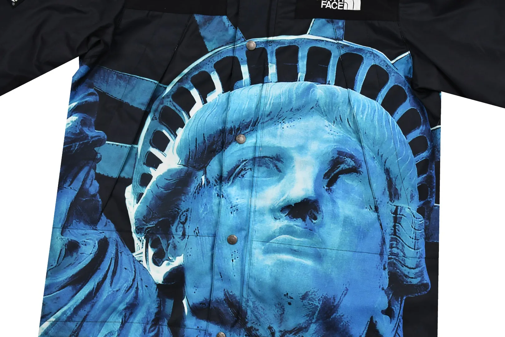 MX76💰p670 MAX/Top version Exclusive quality Supreme x The North Face 19FW The North Face Lady Liberty jacket and hat can be stored. Embroidery equipment is operated by Behringer BEKS-Y924 machine (a level higher than Tajima embroidery machine). The embroidery thickness, saturation and size are all consistent with ZP. Printing process: A whole piece of printing needs to be done 4 times to complete the printing of this piece of clothing. 1. A piece of printing on the front side, 2. A layer of printing on the north side, 3. A piece hidden at the zipper placket. Only one piece of printing is taken and the rest are discarded. 4. In order to combine the overall printing on the pockets on both sides, a piece of printing is taken from two pockets. The pattern splicing, only two small pieces were taken from one printing, and the rest were discarded. This is the extremely high demand and loss of printing. There are 8 YKK zippers in total, and there are three different types of zippers/sliders among the eight. Among them, there is a No. 5 resin zipper on the placket, four No. 3 resin zippers on the outer pockets and sleeves, three reverse-pull metal zippers on the inside, and two The side pockets and sleeves have hidden zippers. Professional-grade waterproof coating fabric. The whole body is laminated with a professional waterproof coating. The waterproof effect is first-class. The built-in thin velvet has excellent warmth and wind protection properties and perfect breathability. The polyamide fiber component is dispersed. Fuel printing. Infrared screen positioning. Digital printing. After cutting, more than 20 versions have been opened. Cut and print by size, each size. Each part requires workers to cut according to the pattern, which is time-consuming and labor-intensive, and the labor cost is extremely high. The ink imported from Belgium is automatically recognized in four colors, and there are four sizes in total. The goddess statue of the entire dress is complete, all stitched in alignment, and meticulous. The R letter is embroidered with elephant legs. The embroidery is fuller and more exquisite, the embroidery details are perfect, and the accessories are laser marked. Size：S-XL