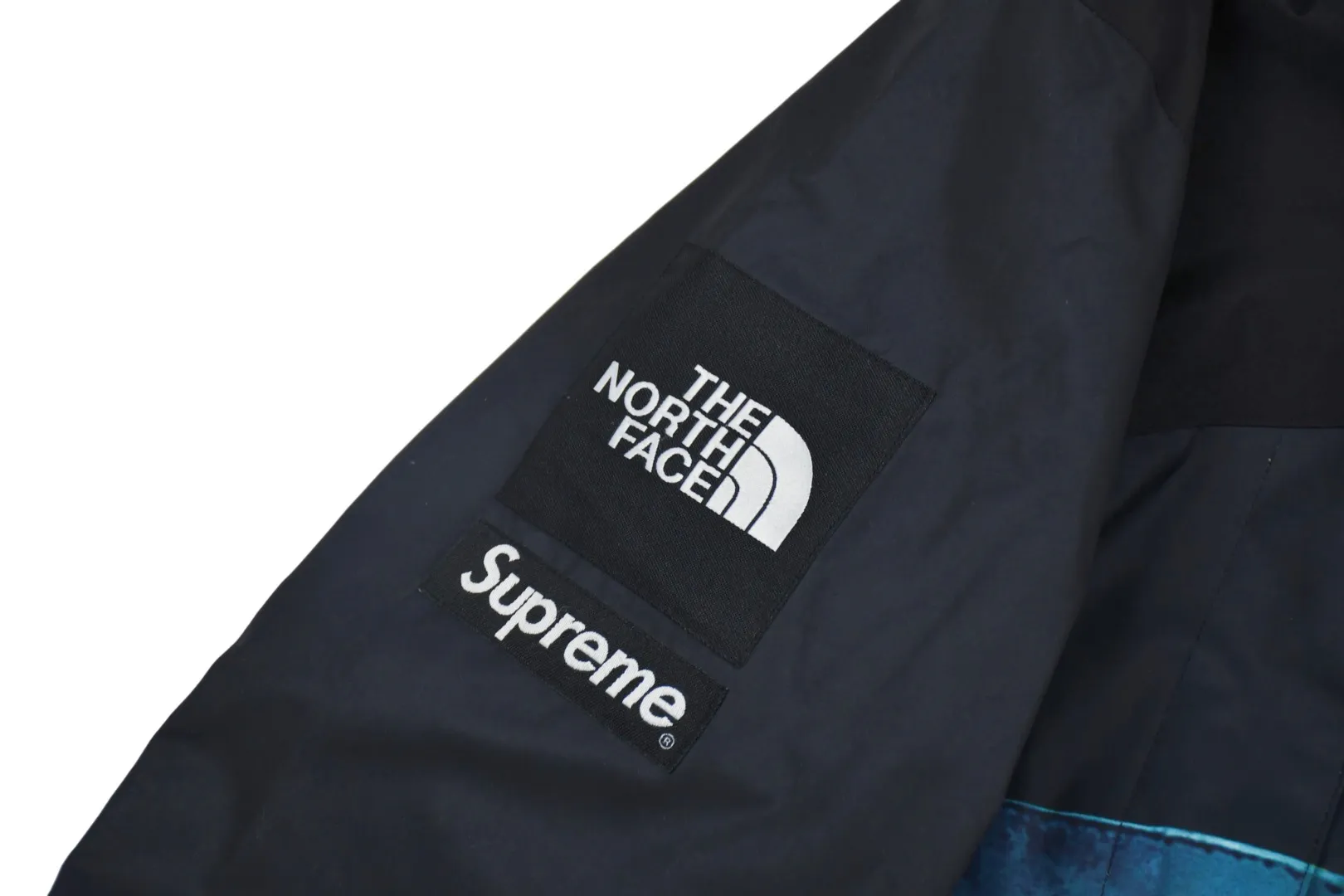MX76💰p670 MAX/Top version Exclusive quality Supreme x The North Face 19FW The North Face Lady Liberty jacket and hat can be stored. Embroidery equipment is operated by Behringer BEKS-Y924 machine (a level higher than Tajima embroidery machine). The embroidery thickness, saturation and size are all consistent with ZP. Printing process: A whole piece of printing needs to be done 4 times to complete the printing of this piece of clothing. 1. A piece of printing on the front side, 2. A layer of printing on the north side, 3. A piece hidden at the zipper placket. Only one piece of printing is taken and the rest are discarded. 4. In order to combine the overall printing on the pockets on both sides, a piece of printing is taken from two pockets. The pattern splicing, only two small pieces were taken from one printing, and the rest were discarded. This is the extremely high demand and loss of printing. There are 8 YKK zippers in total, and there are three different types of zippers/sliders among the eight. Among them, there is a No. 5 resin zipper on the placket, four No. 3 resin zippers on the outer pockets and sleeves, three reverse-pull metal zippers on the inside, and two The side pockets and sleeves have hidden zippers. Professional-grade waterproof coating fabric. The whole body is laminated with a professional waterproof coating. The waterproof effect is first-class. The built-in thin velvet has excellent warmth and wind protection properties and perfect breathability. The polyamide fiber component is dispersed. Fuel printing. Infrared screen positioning. Digital printing. After cutting, more than 20 versions have been opened. Cut and print by size, each size. Each part requires workers to cut according to the pattern, which is time-consuming and labor-intensive, and the labor cost is extremely high. The ink imported from Belgium is automatically recognized in four colors, and there are four sizes in total. The goddess statue of the entire dress is complete, all stitched in alignment, and meticulous. The R letter is embroidered with elephant legs. The embroidery is fuller and more exquisite, the embroidery details are perfect, and the accessories are laser marked. Size：S-XL