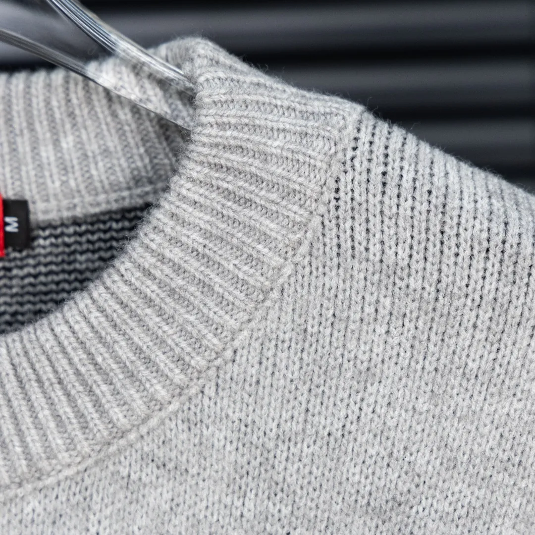 P290 Style: superme trendy cursive embroidered knitted sweater Size: S-XXL Fabric: Wool blend Accessories: Full set of customized original accessories