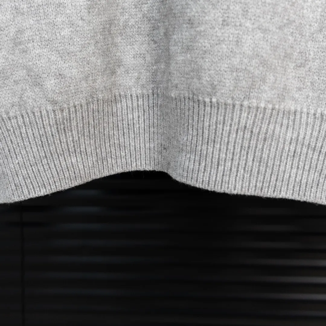 P290 Style: superme trendy cursive embroidered knitted sweater Size: S-XXL Fabric: Wool blend Accessories: Full set of customized original accessories