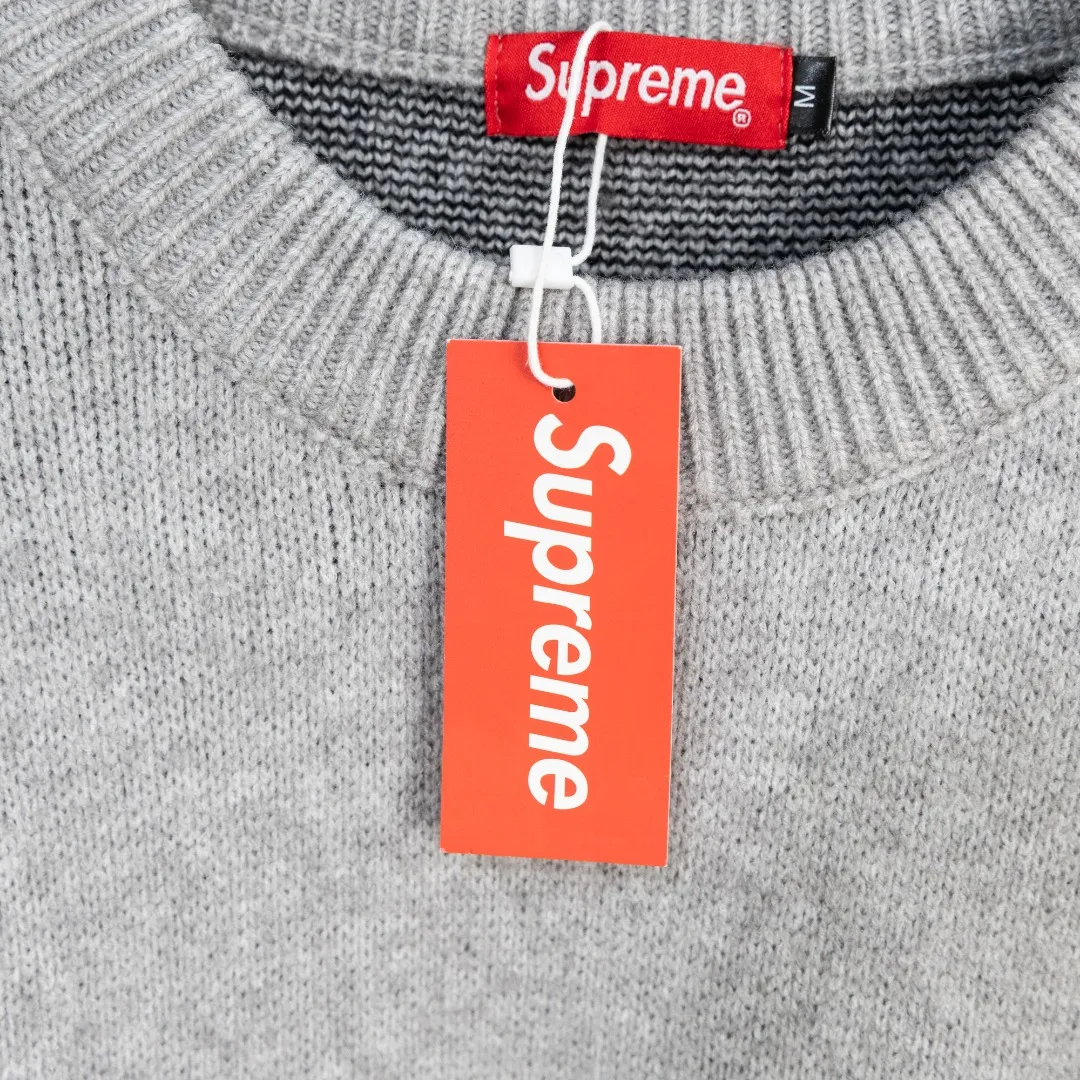 P290 Style: superme trendy cursive embroidered knitted sweater Size: S-XXL Fabric: Wool blend Accessories: Full set of customized original accessories