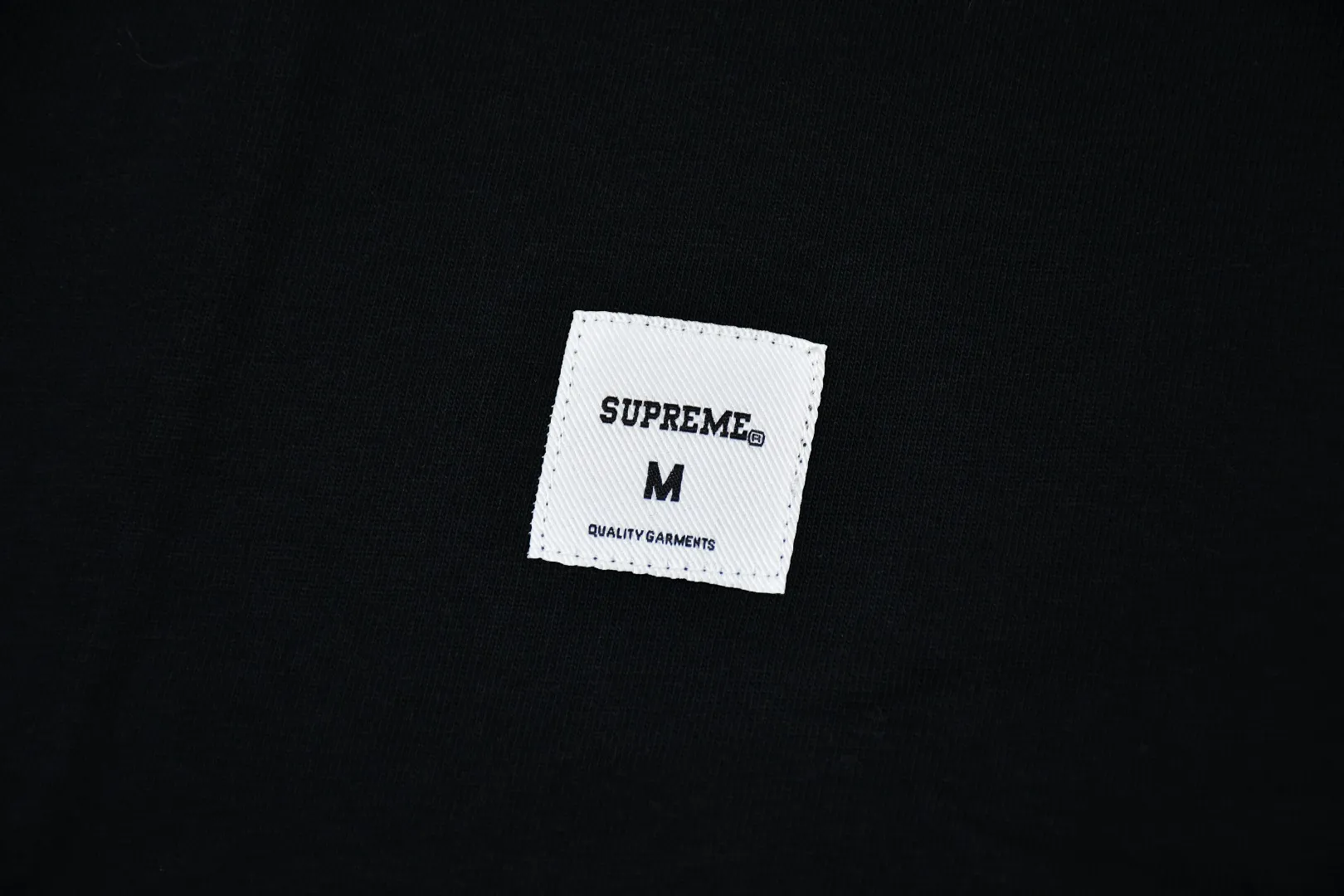 S582💰p210 Supreme OLD ENGLISH L/S TOP Sanskrit embroidery, long-sleeved T-shirt, ZP test, custom weaving and dyeing, pure cotton 320g fabric, embroidery using BEHRINGER BEKS-Y924 machine (one level higher than Tajima embroidery machine) embroidery thickness, saturation and size are consistent with ZP, customized ZP co-branding, main label/wash water label/tag/packaging bag The version with a high probability of passing the test will pass the original packaging picture. Size: S-XL