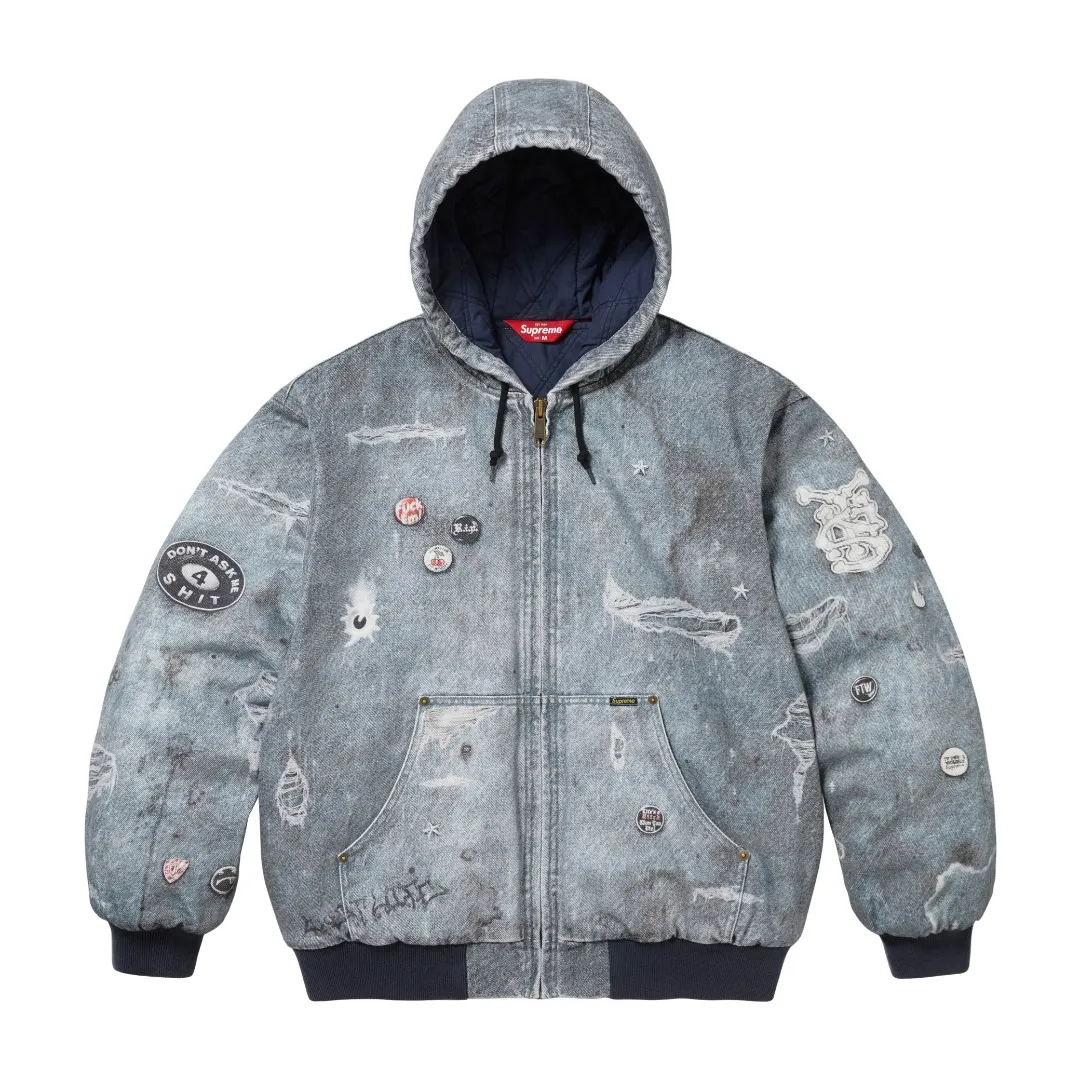 S612💰p640 Top version Supreme HJR TROMPE L'OEIL HOODED WORK JACKET Parallax printed hooded cotton jacket High-density 12-ounce ring-spun cotton denim fabric Made of imported pure cotton high-count and high-density fabric, the fabric feels soft and silky, with drapey lines, light and delicate touch, skin-friendly feel and excellent breathability. The unique design style incorporates ink gradient elements. Digital direct inkjet technology After the pattern design is completed, foreign advanced penetration technology is combined with digital direct inkjet printing without destroying the style of the cloth surface. Digital direct-injection printing sprays color directly on the fabric. When the color is sprayed on the fabric and develops color, the pigment is a process of penetrating and sinking, so the color floating on the cloth must be darker than the color that penetrates. #Flower position cutting and sewing restores the pattern effect. The whole piece is aligned with the original version, and then cut using laser alignment to set the point, which greatly reduces the error. The left and right sides of the placket are symmetrical and spliced ​​into a complete pattern. All zippers are molded and customized, and the sewing process is also carried out in strict accordance with the corresponding requirements to ensure consistent restoration.  Size:S~XL